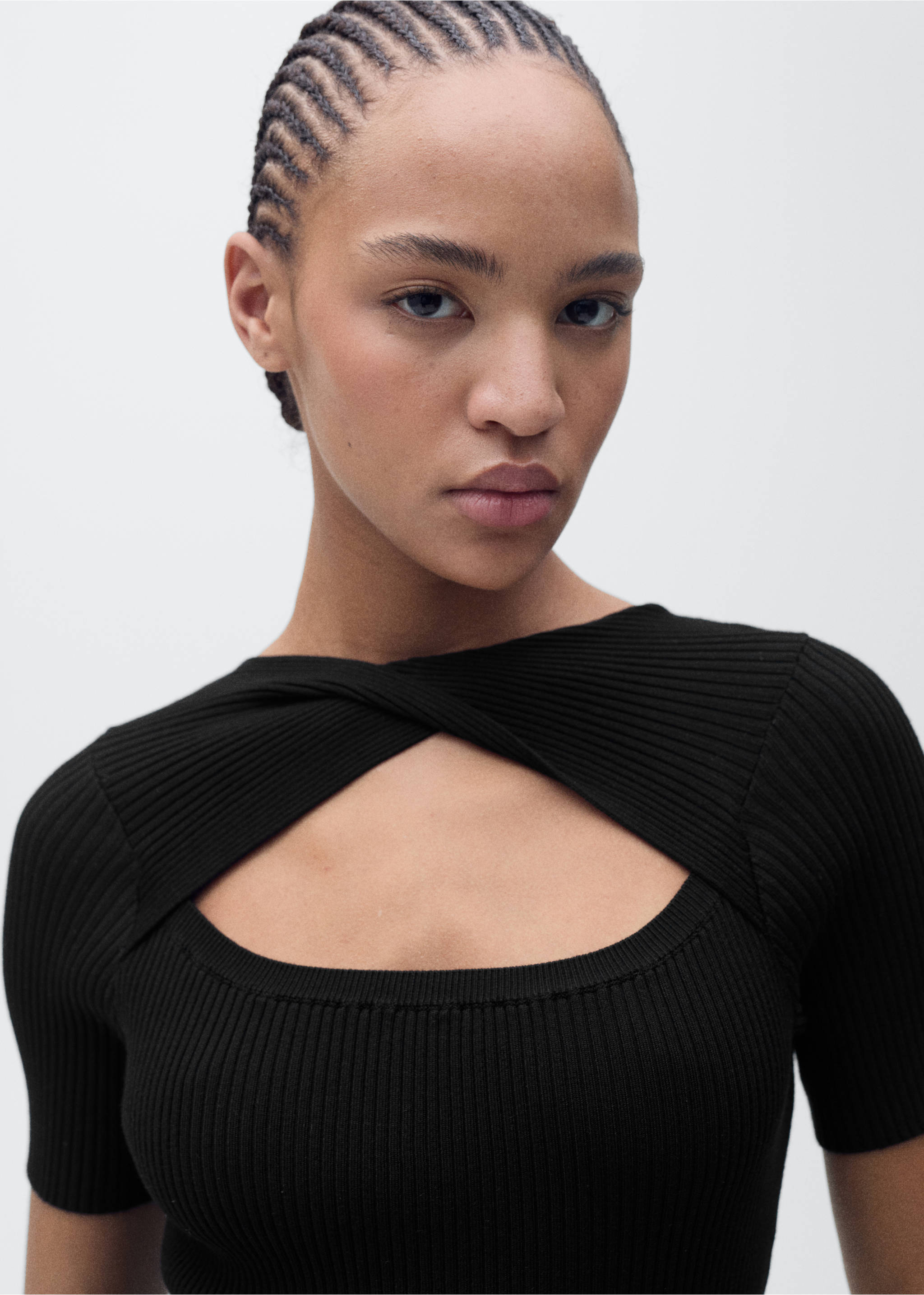 Geripptes Midikleid mit Ausschnitt - Detail des Artikels 1, Schwarz. Ref: 87095753-00.