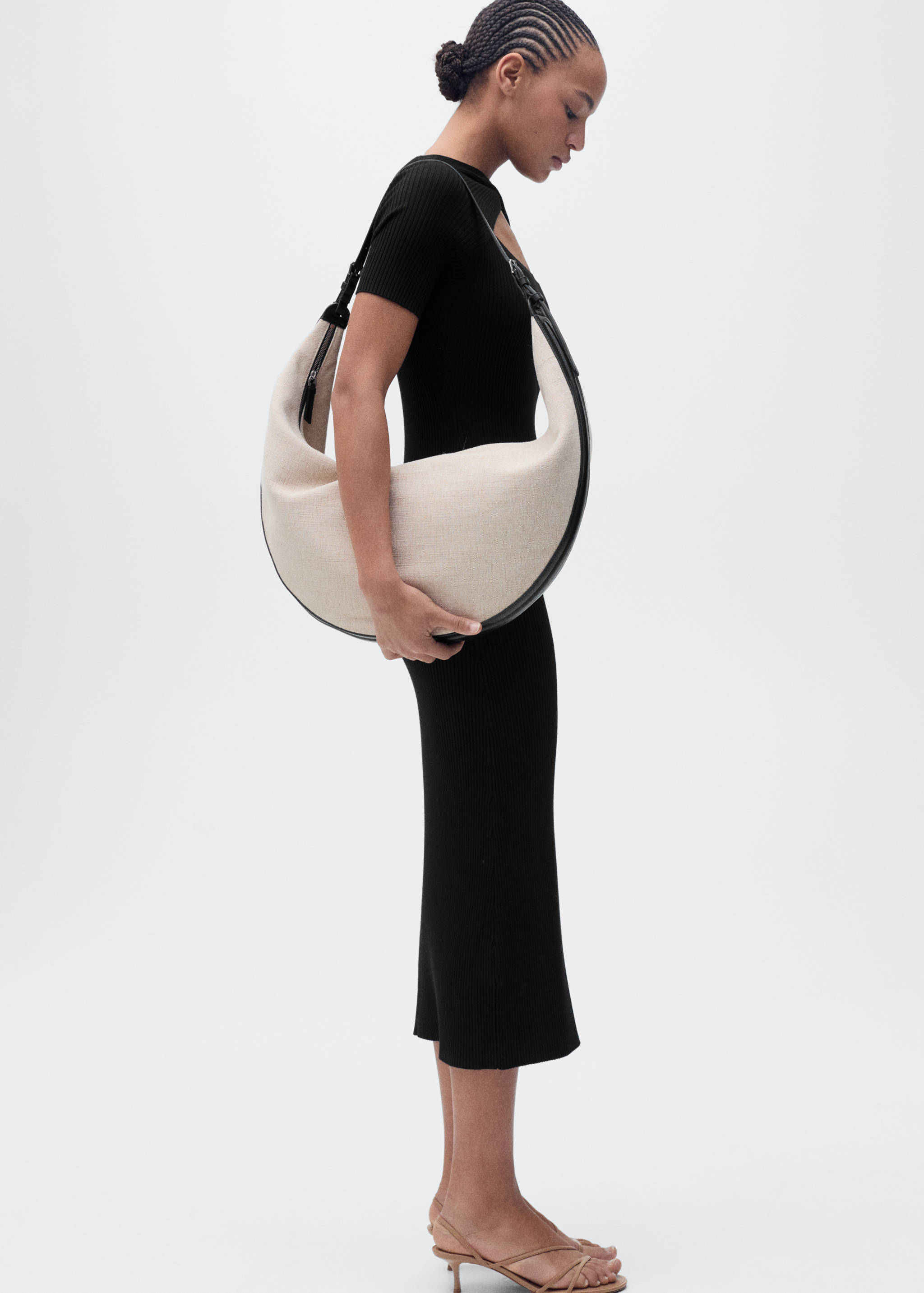 Geripptes Midikleid mit Ausschnitt - Detail des Artikels 2