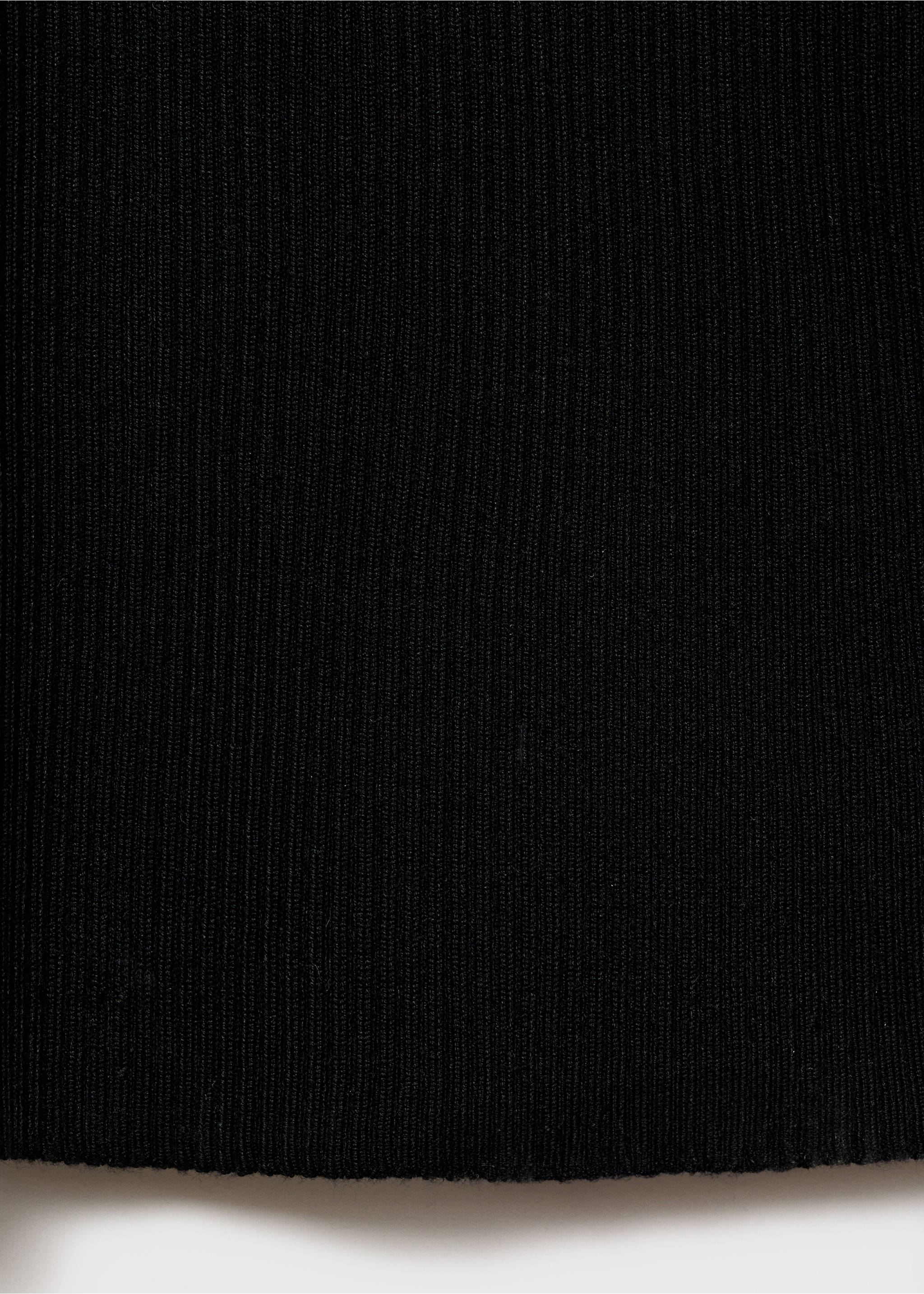 Geripptes Midikleid mit Ausschnitt - Detail des Artikels 0, Schwarz. Ref: 87095753-00.