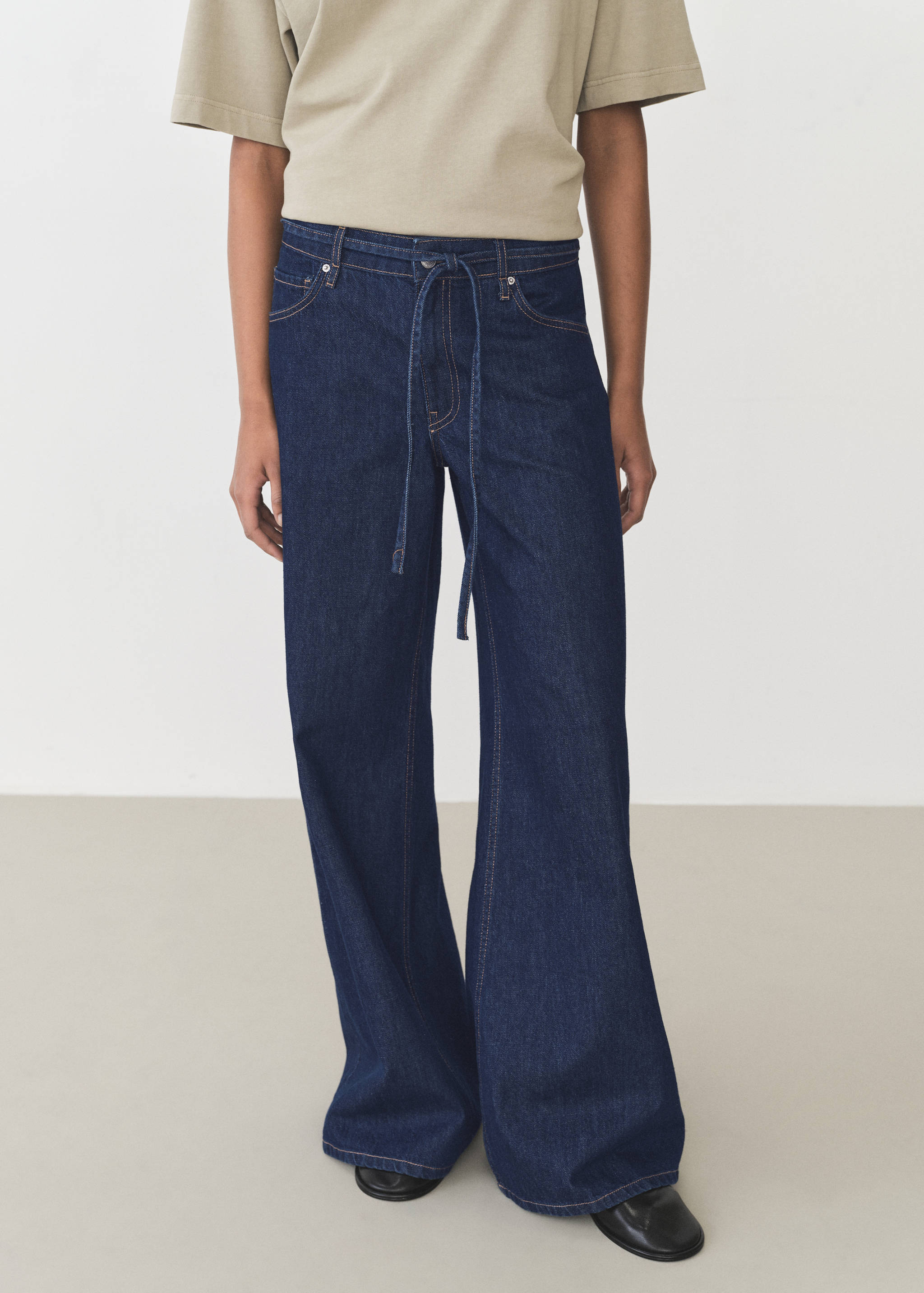 Jeans mit weitem Bein, niedriger Taille und Gürtel - Mittlere Ansicht