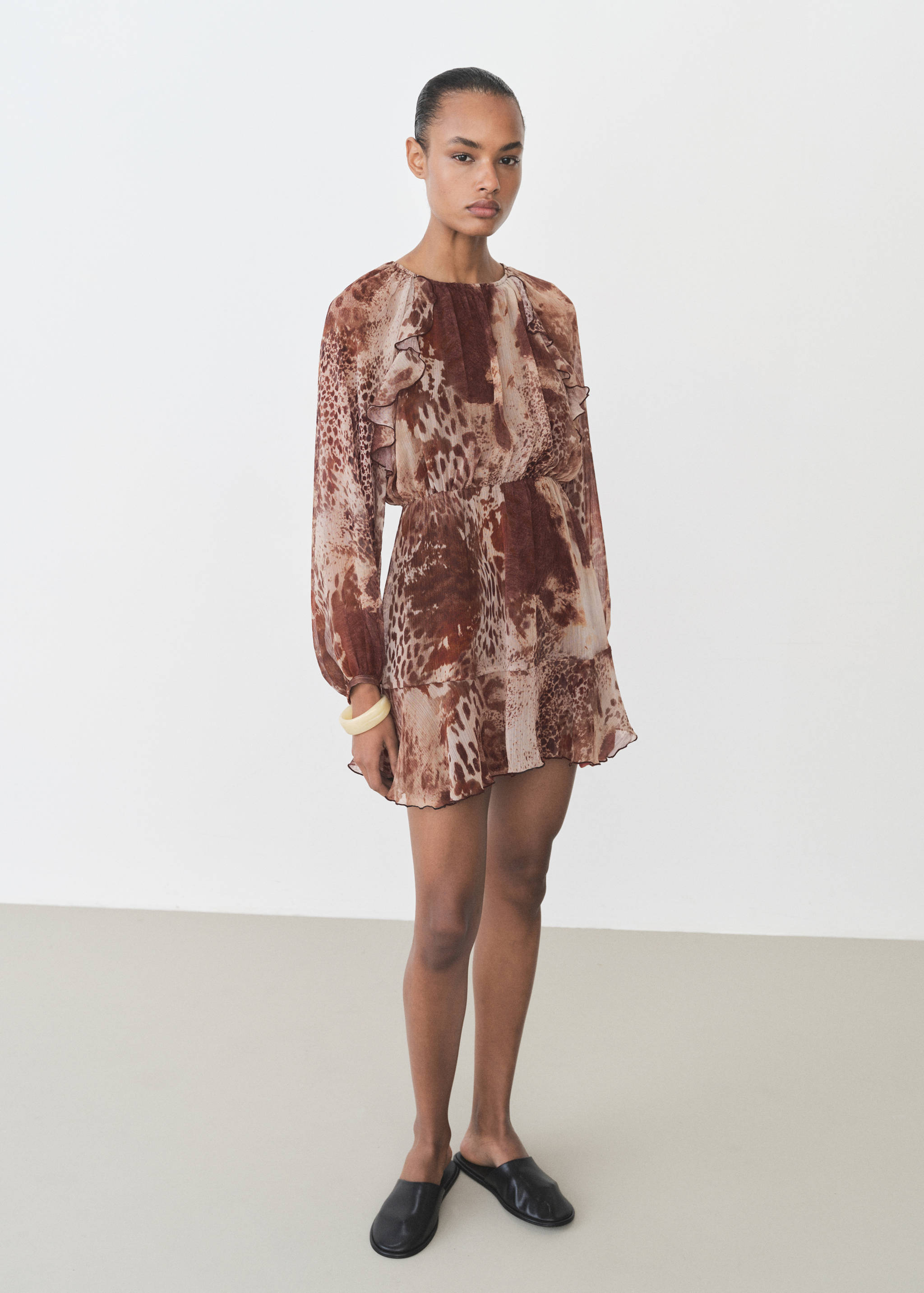 Vestido curto estampado com folhos - Plano geral