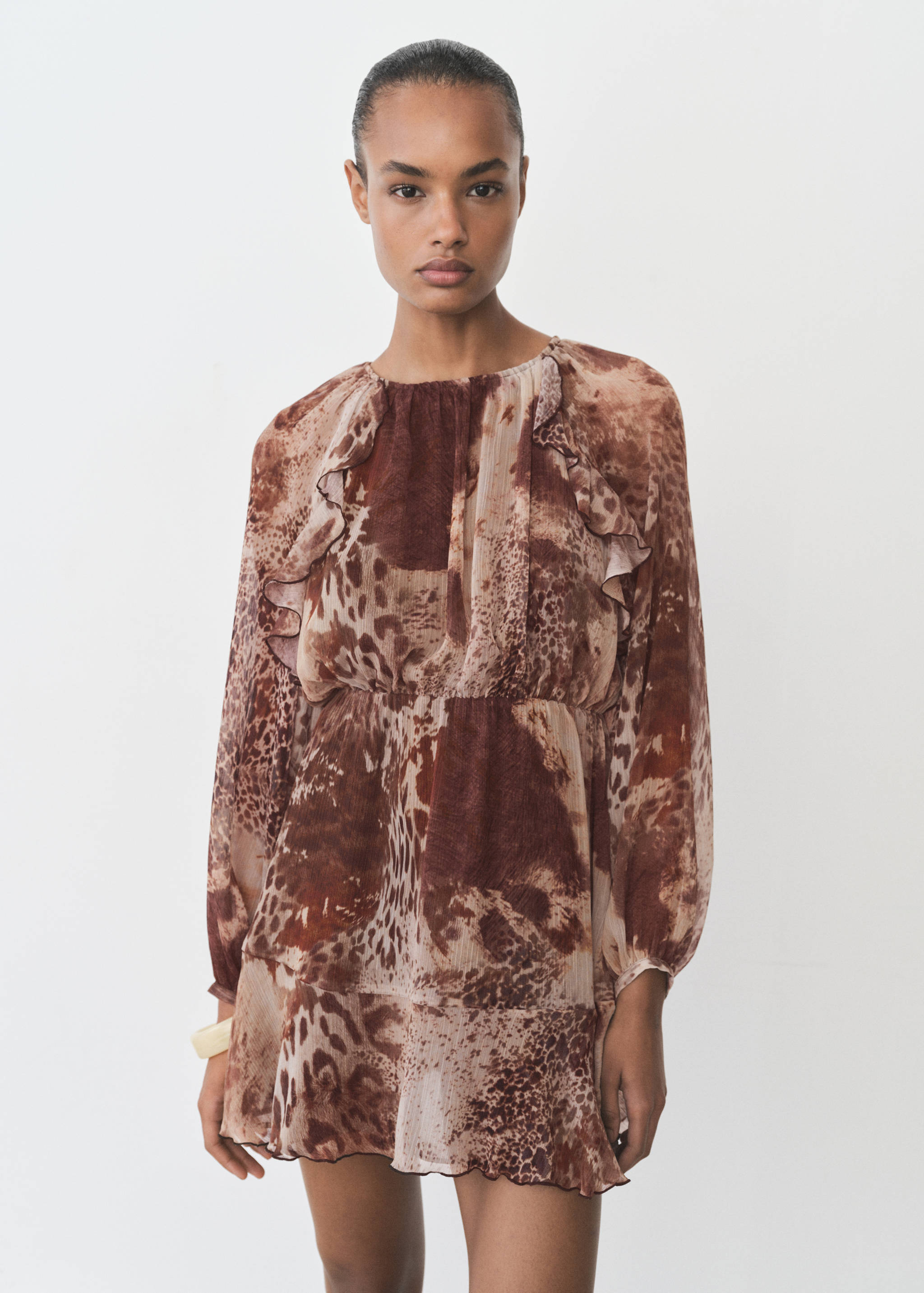 Vestido curto estampado com folhos - Plano médio