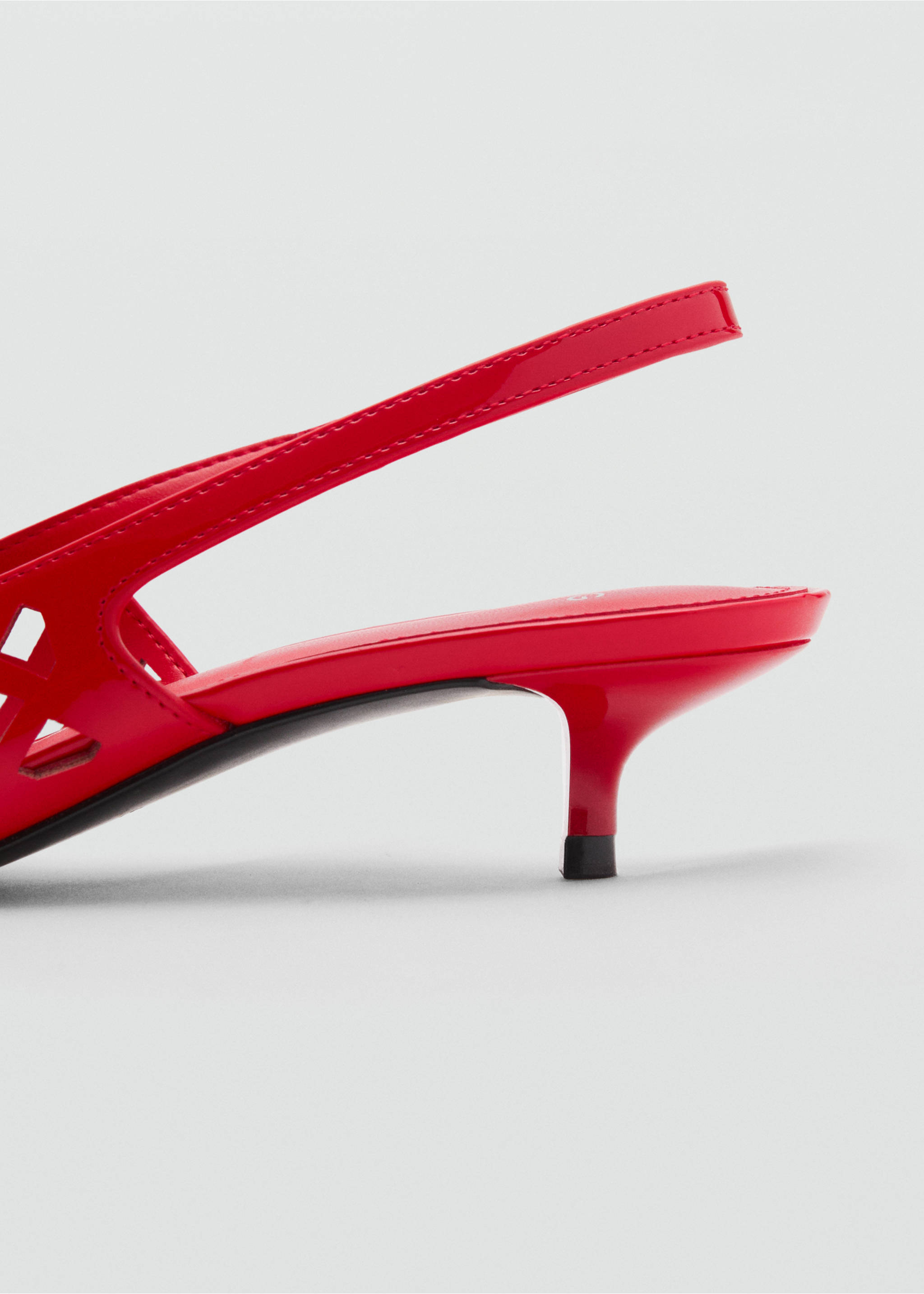 Chaussures kitten heel perforées - Détail de l'article 2, Rouge. Ref: 87095934-00.
