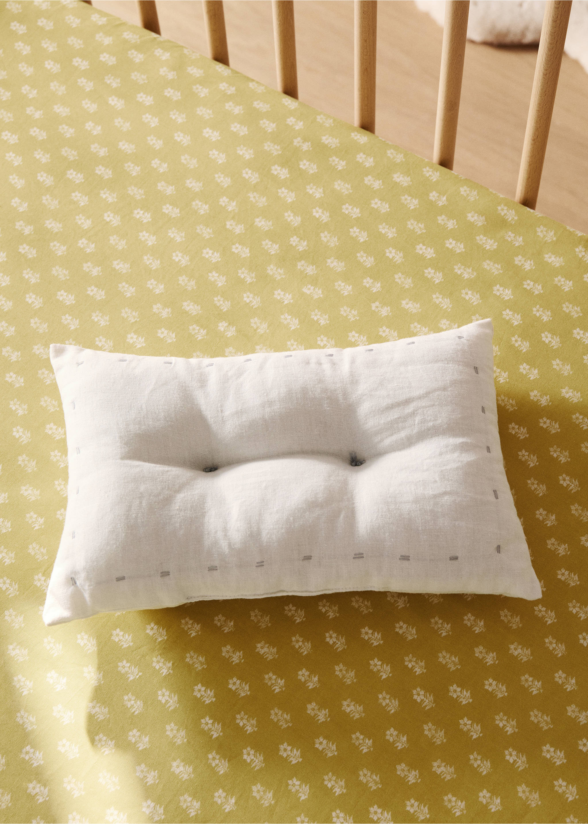 Dětský polštář z lněné bavlny s ozdobným prošitím 30x20 cm - Celkový náhled, Šedobílá. Ref: 87095985-00.