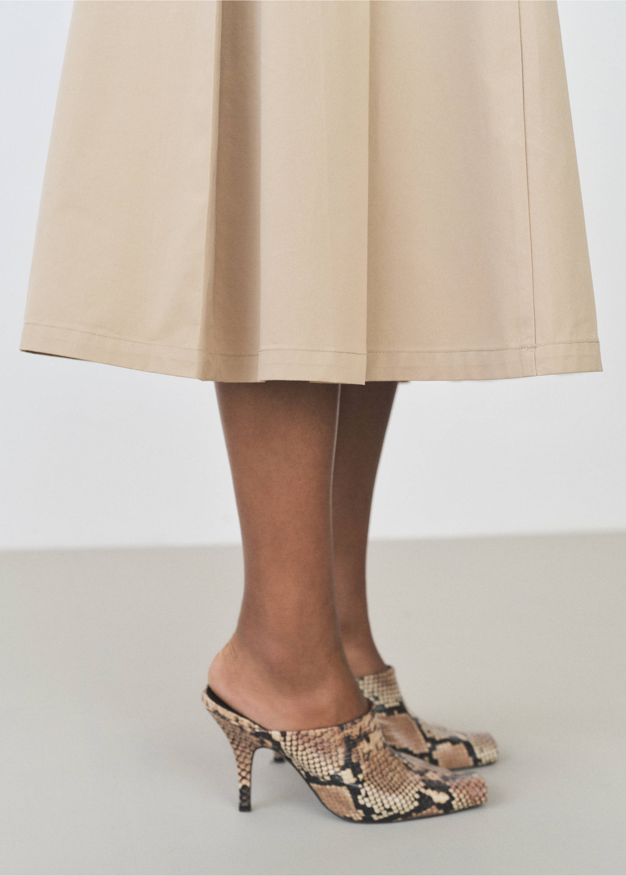 Falda evasé detalle pinzas - Detalle del artículo 6, Marrón medio. Ref: 87096362-00.