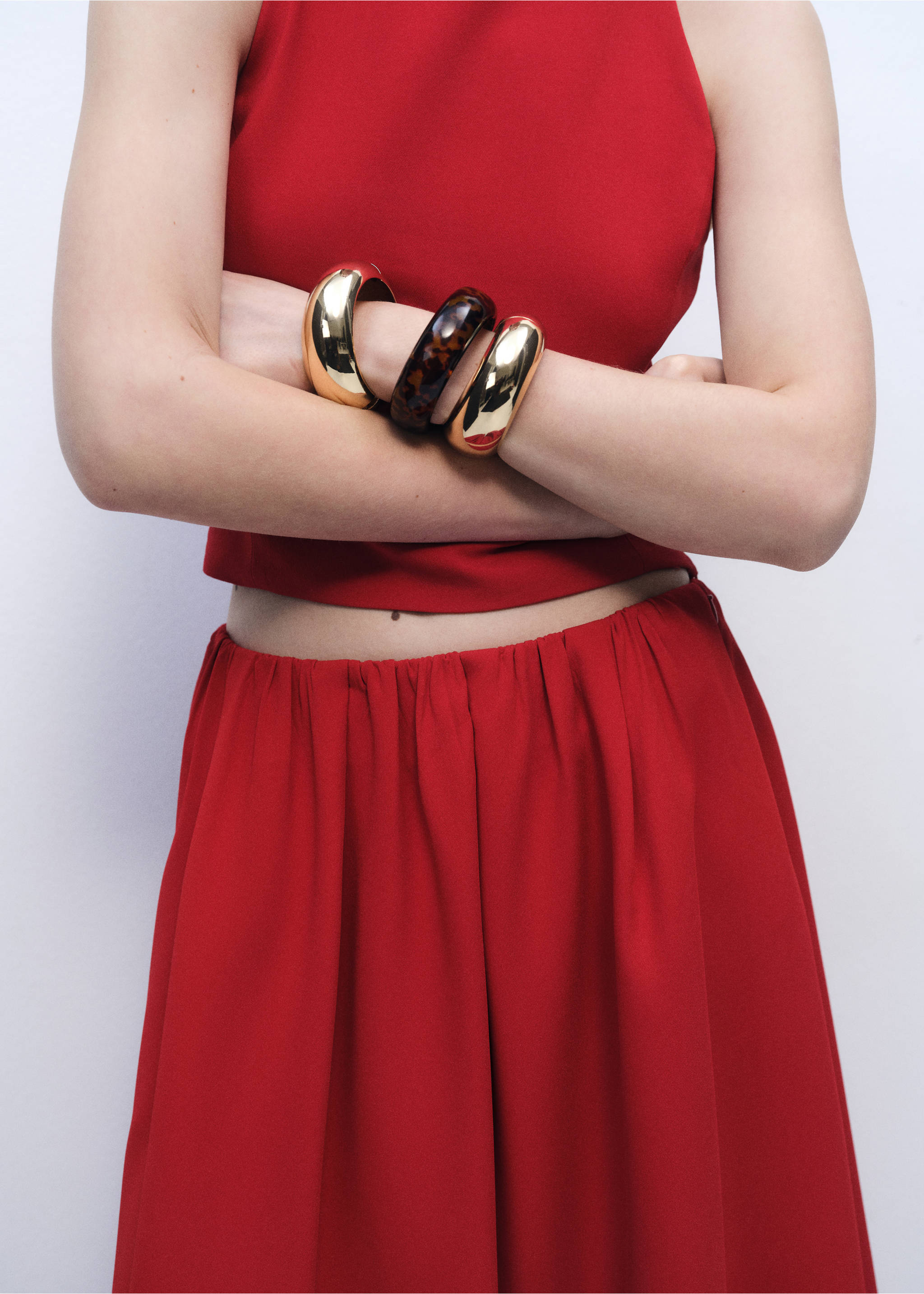 Long skirt with gathered waist - Details of the article 6, Red. Ref: 87096372-00.