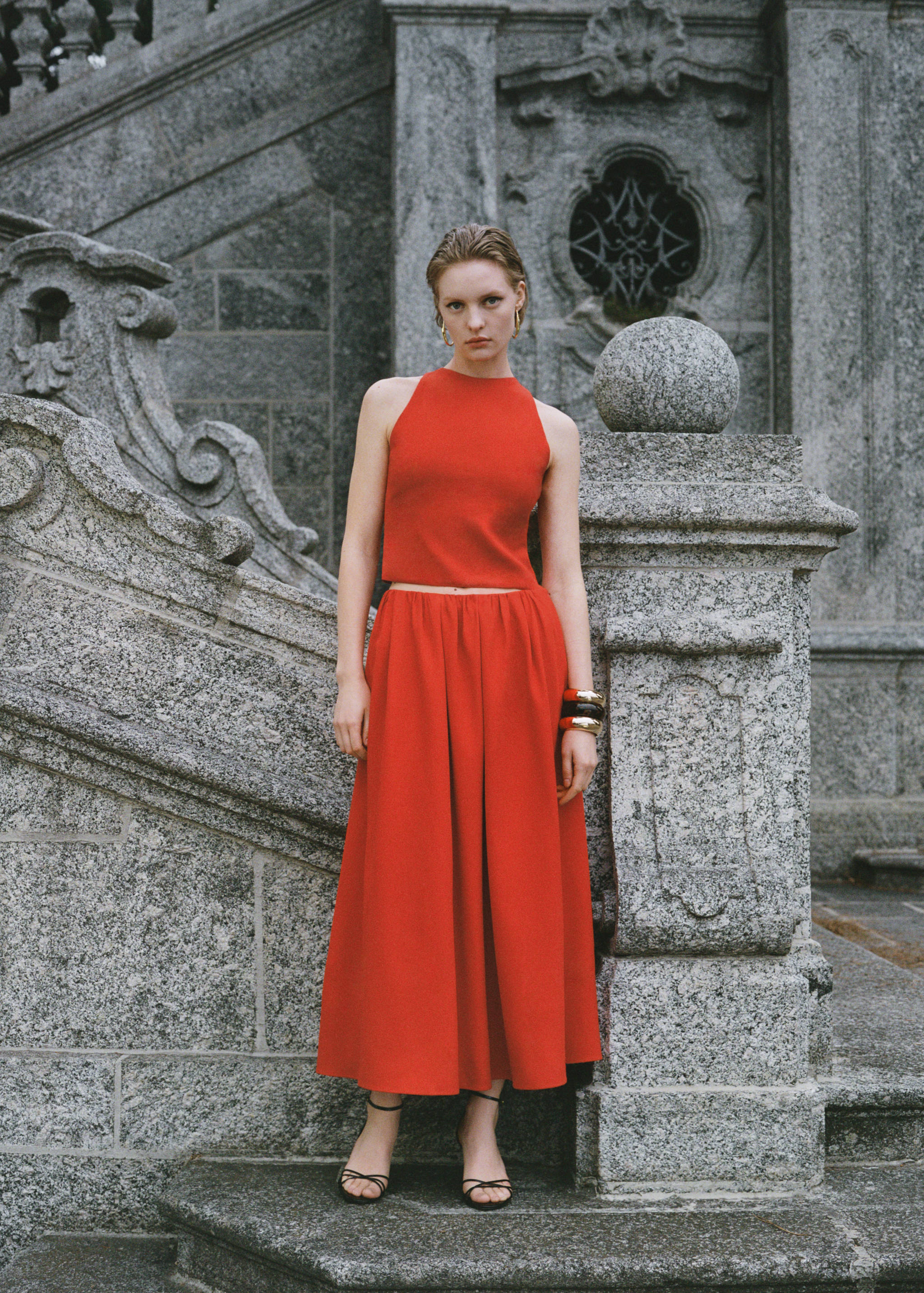 Long skirt with gathered waist - Details of the article 7, Red. Ref: 87096372-00.