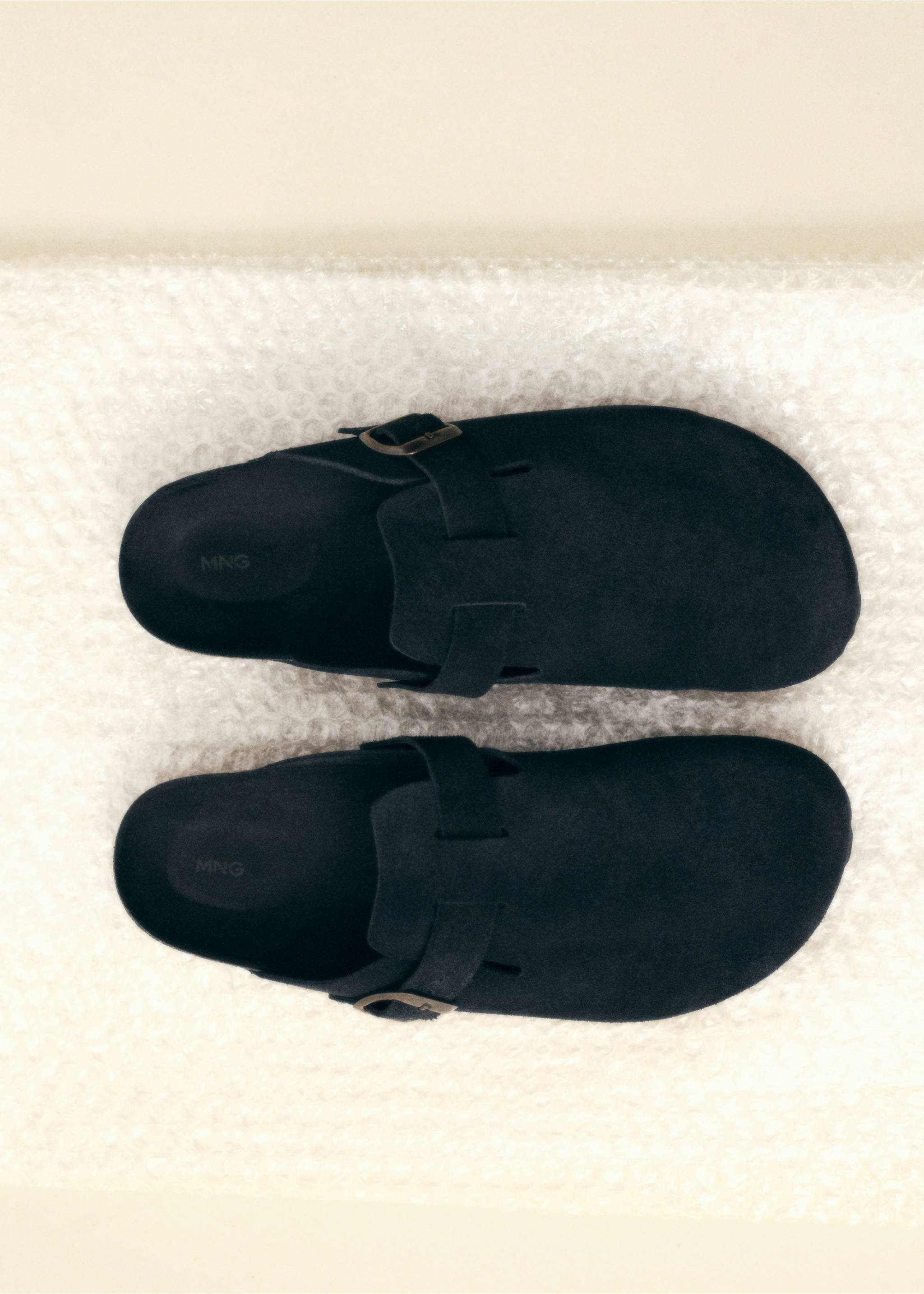 Suede leather clogs - Details of the article 5, Black. Ref: 87096374-00.