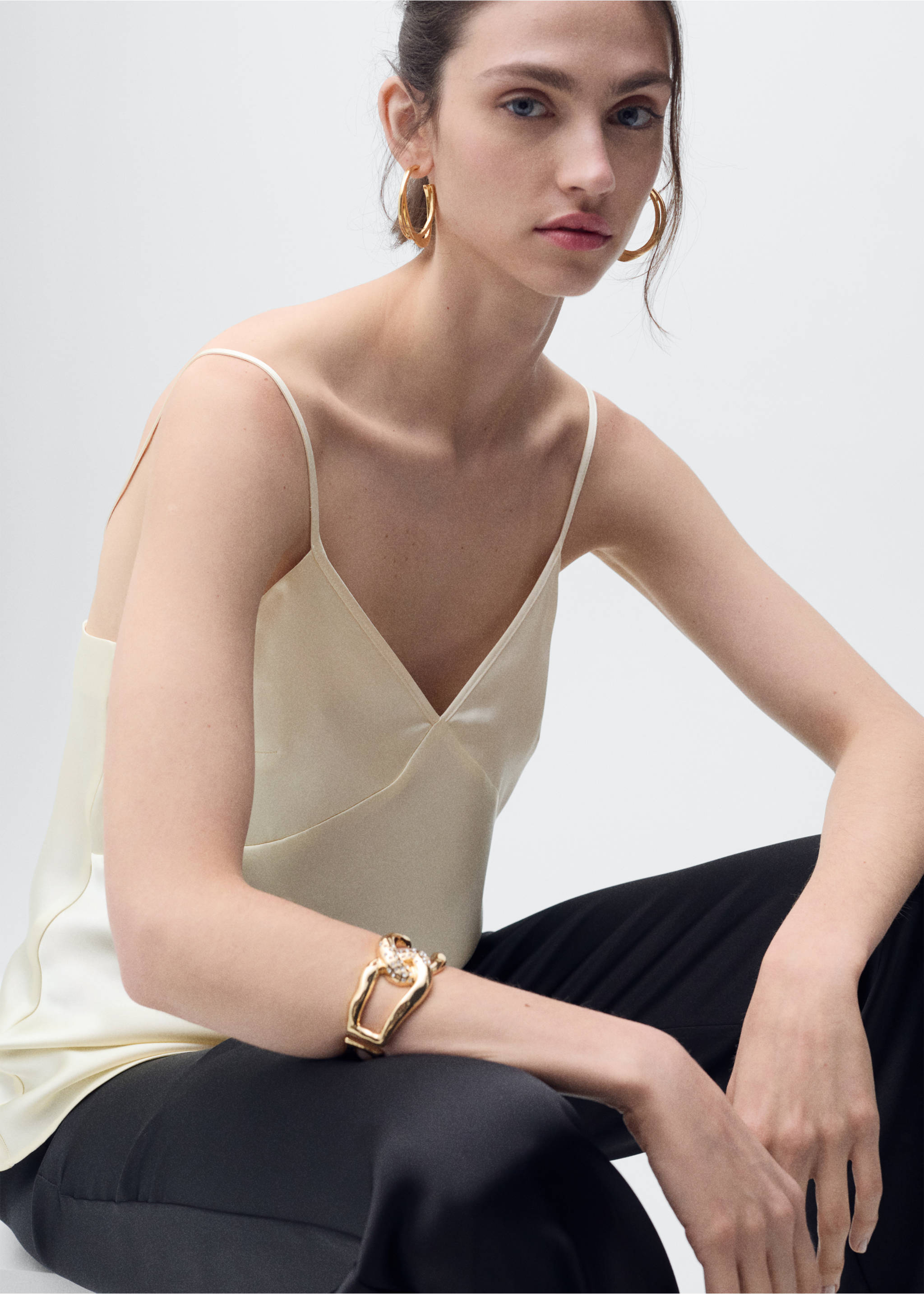 V-neck satin top - Details of the article 6, Ecru. Ref: 87096710-00.