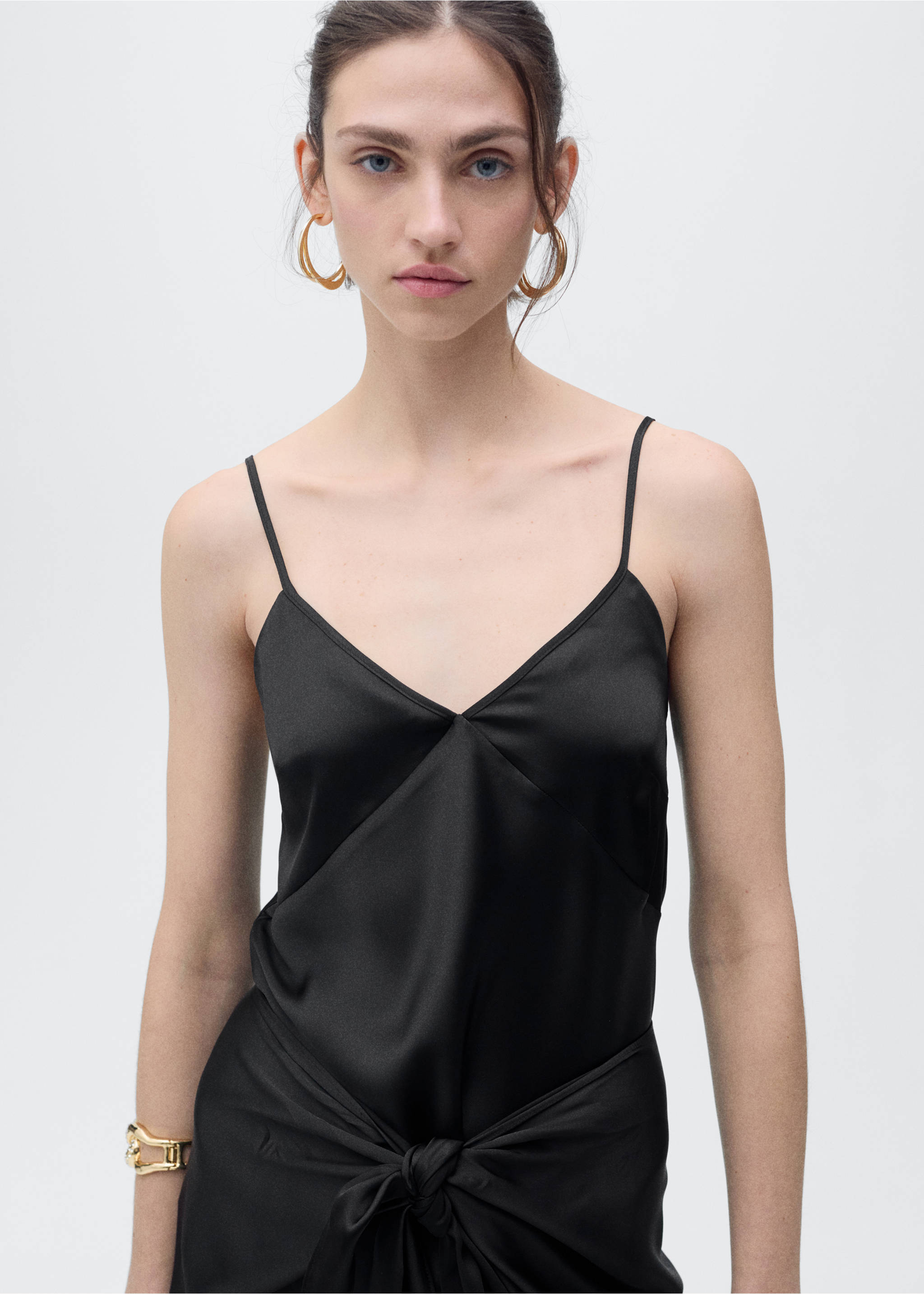 V-neck satin top - Medium plane, Black. Ref: 87096710-00.