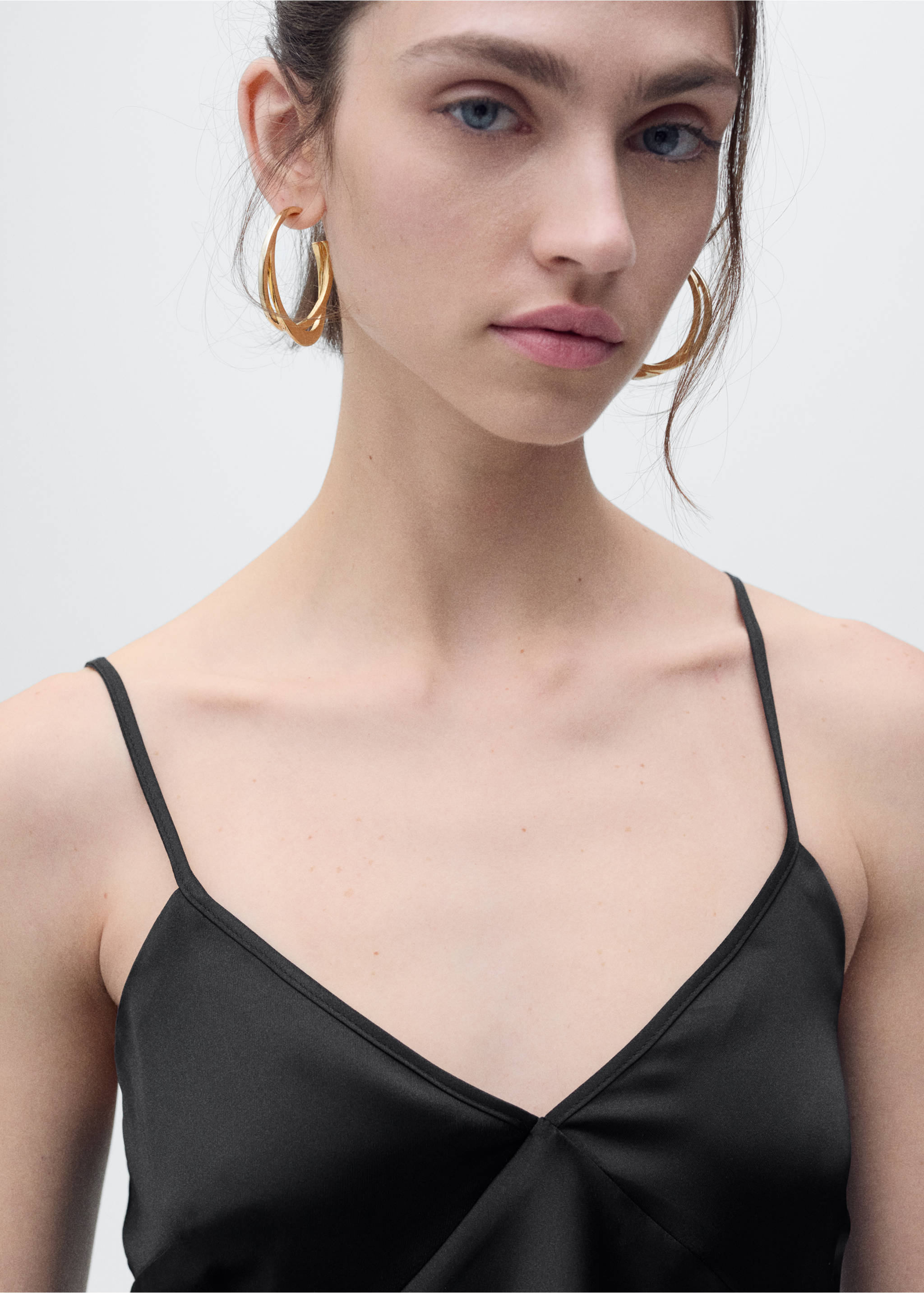 V-neck satin top - Details of the article 1, Black. Ref: 87096710-00.