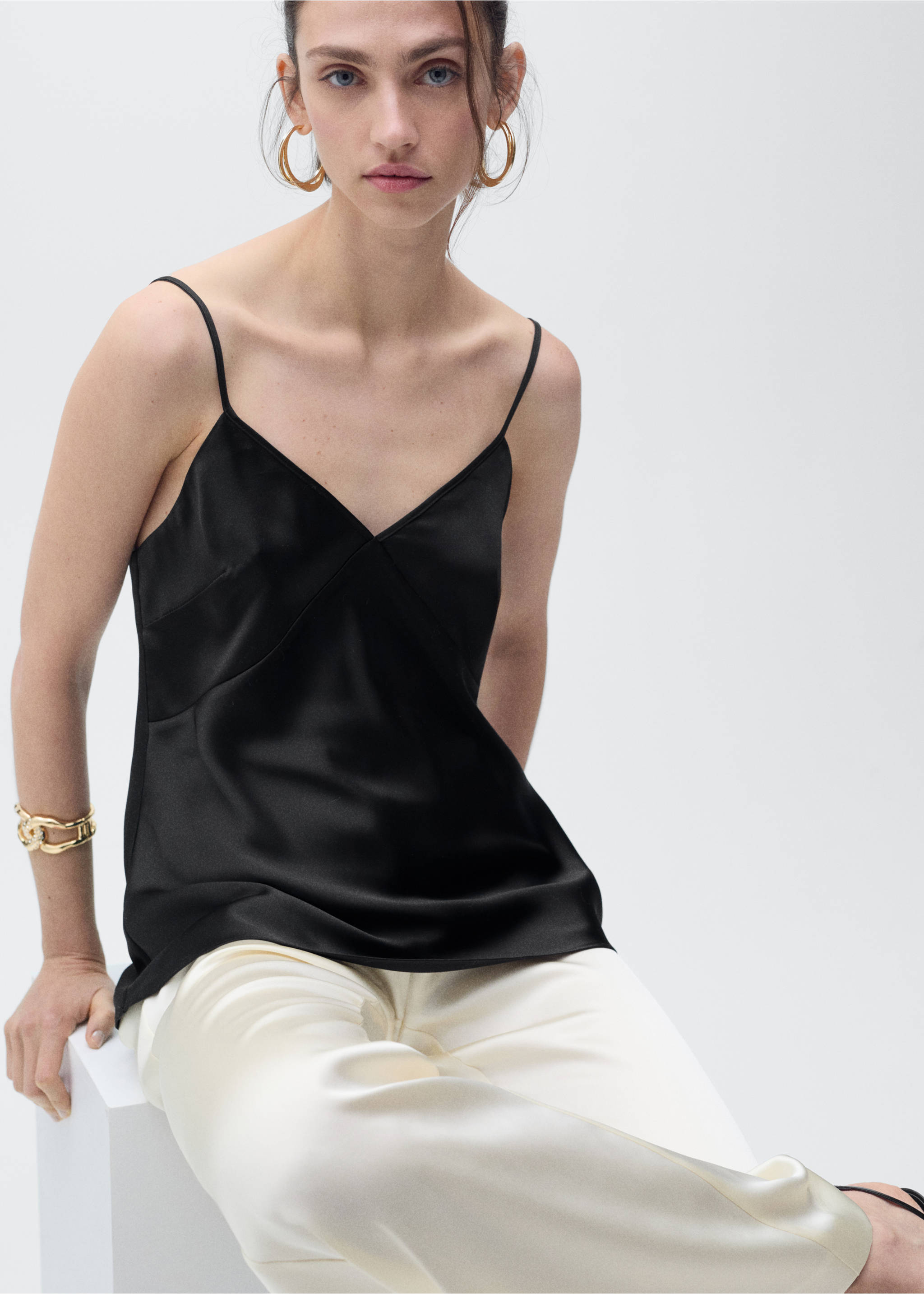V-neck satin top - Details of the article 2, Black. Ref: 87096710-00.