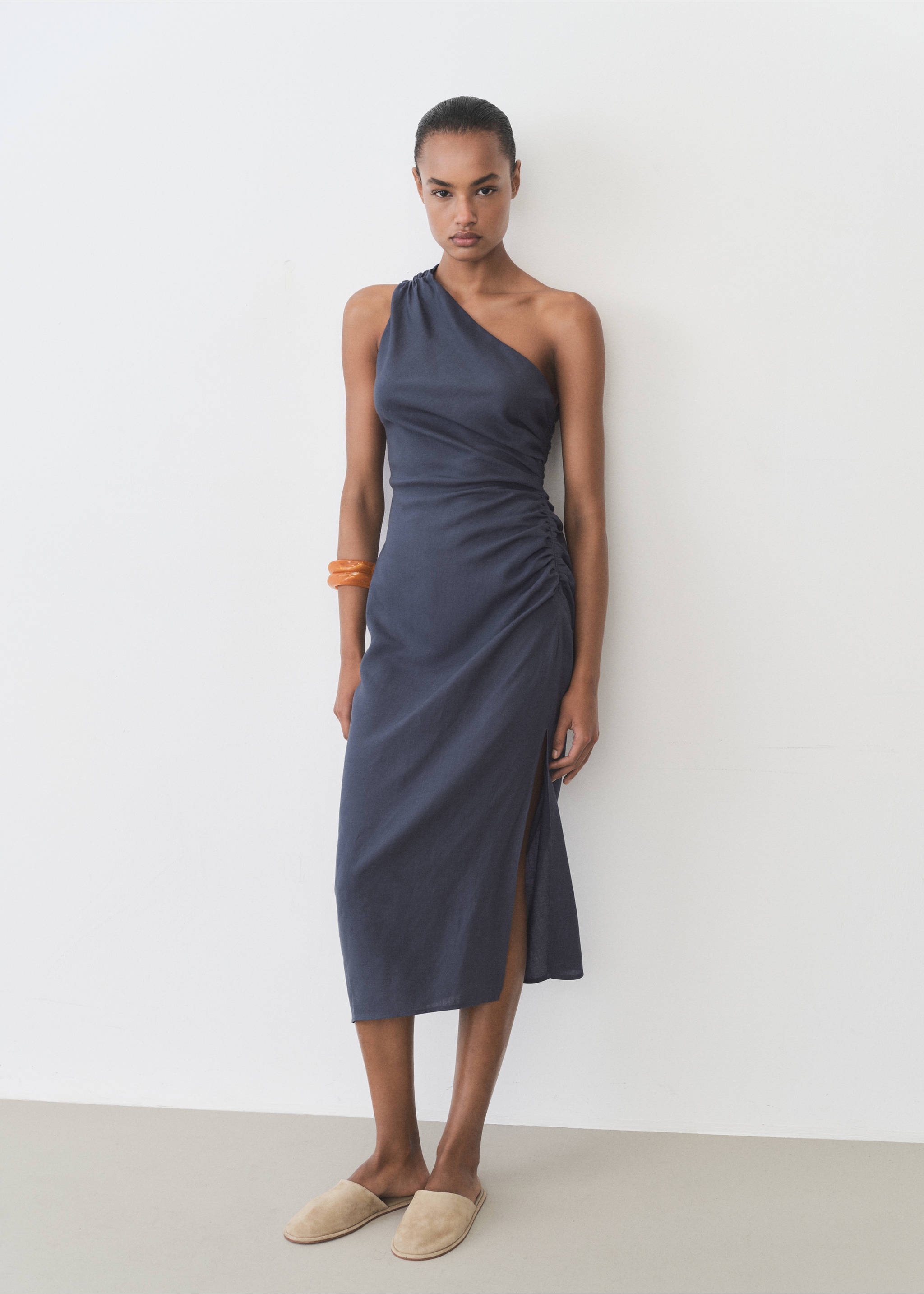 Asymmetrisches Kleid mit gerafften Details - Allgemeine Ansicht, Indigoblau. Ref: 87096715-00.