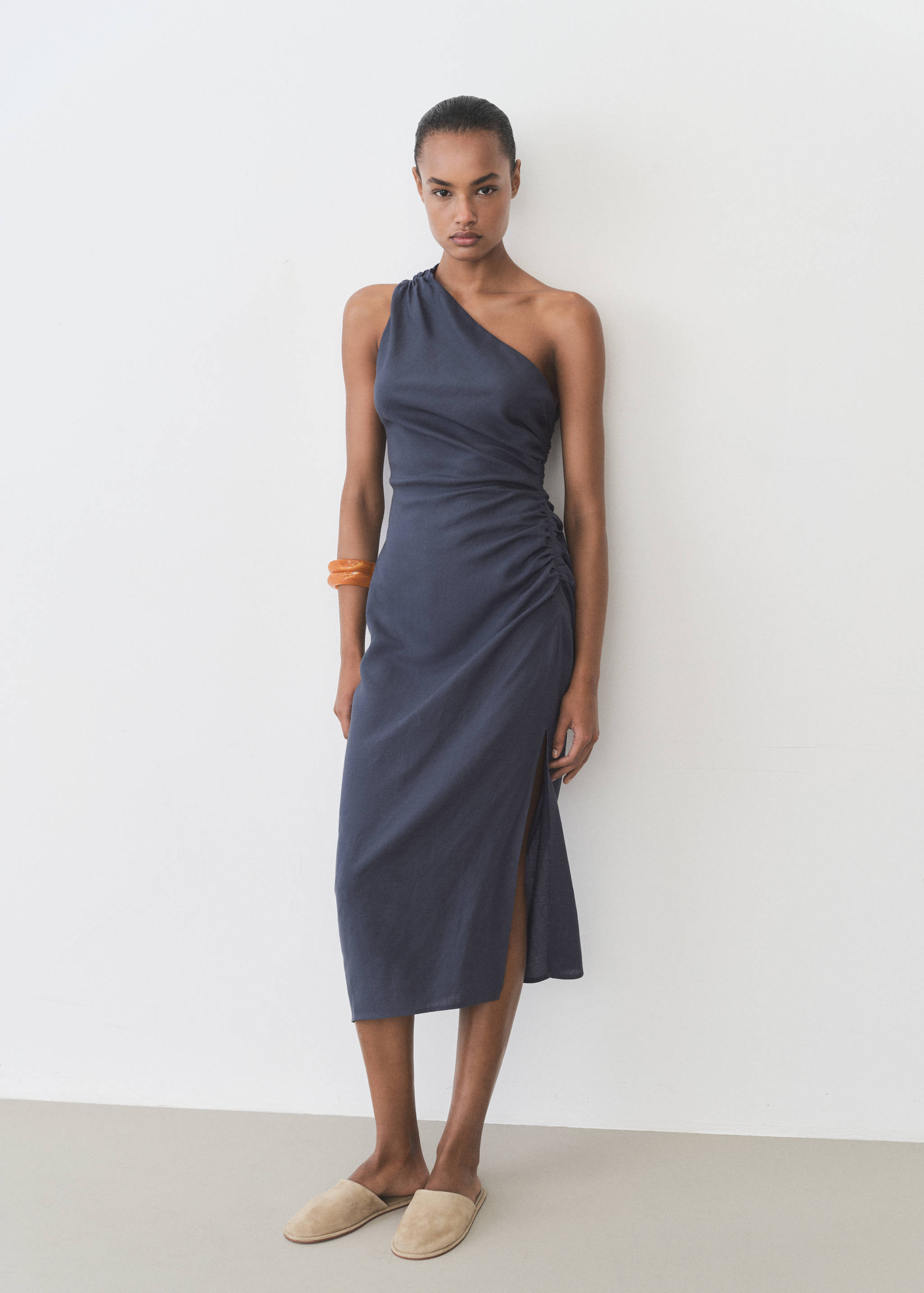 Asymmetrisches Kleid mit gerafften Details - Allgemeine Ansicht