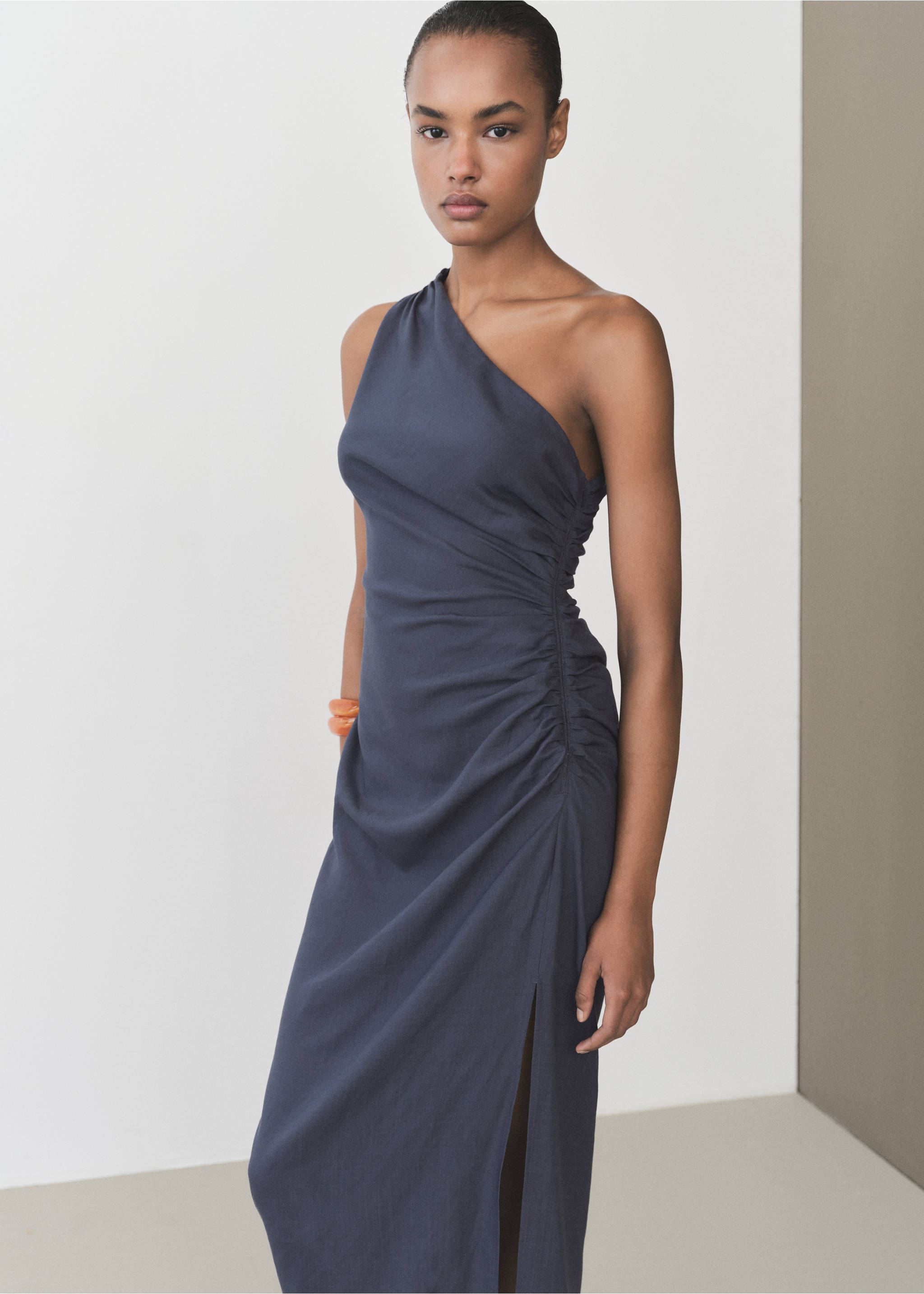 Asymmetrisches Kleid mit gerafften Details - Mittlere Ansicht, Indigoblau. Ref: 87096715-00.