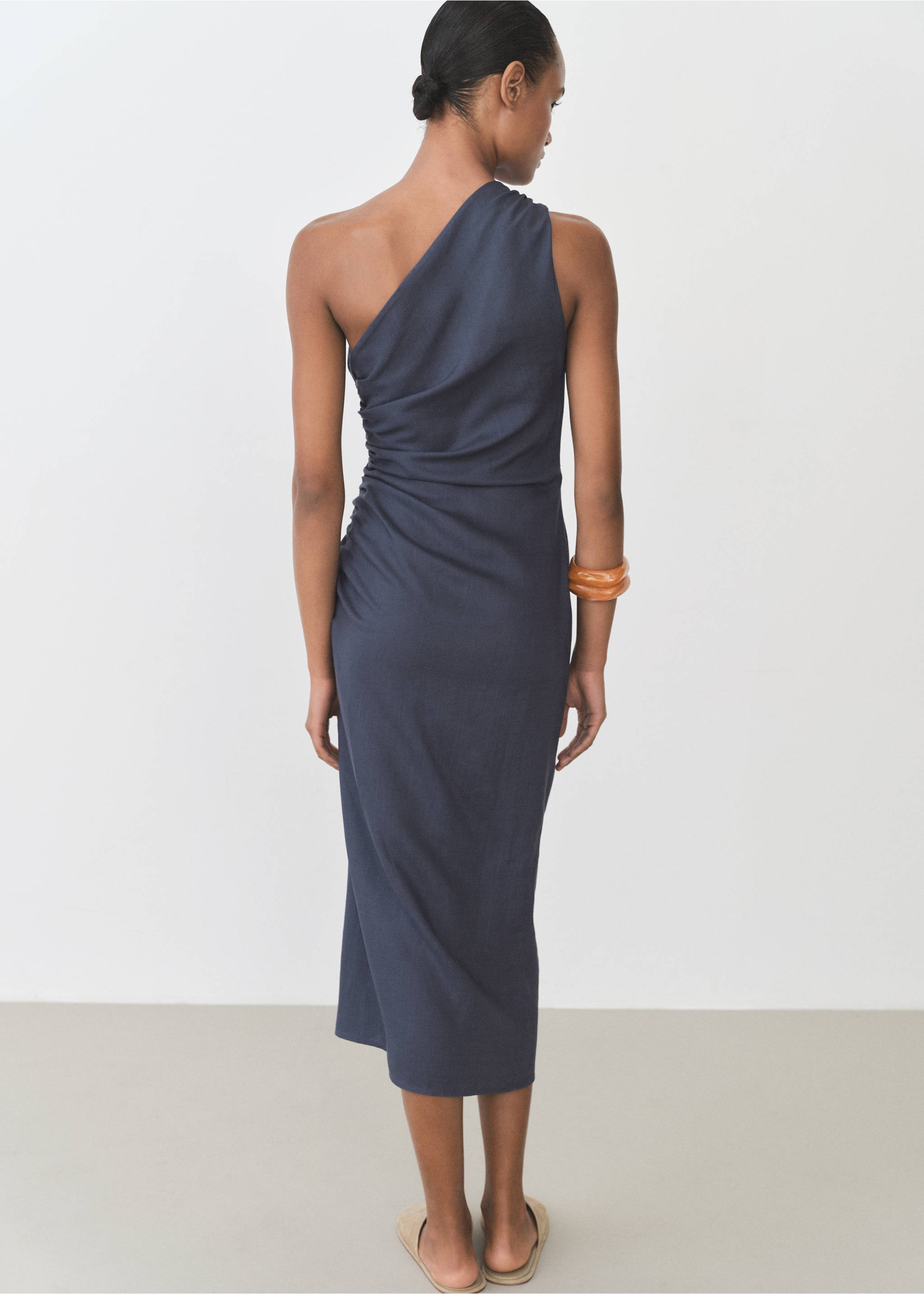 Asymmetrisches Kleid mit gerafften Details - Rückseite des Artikels, Indigoblau. Ref: 87096715-00.