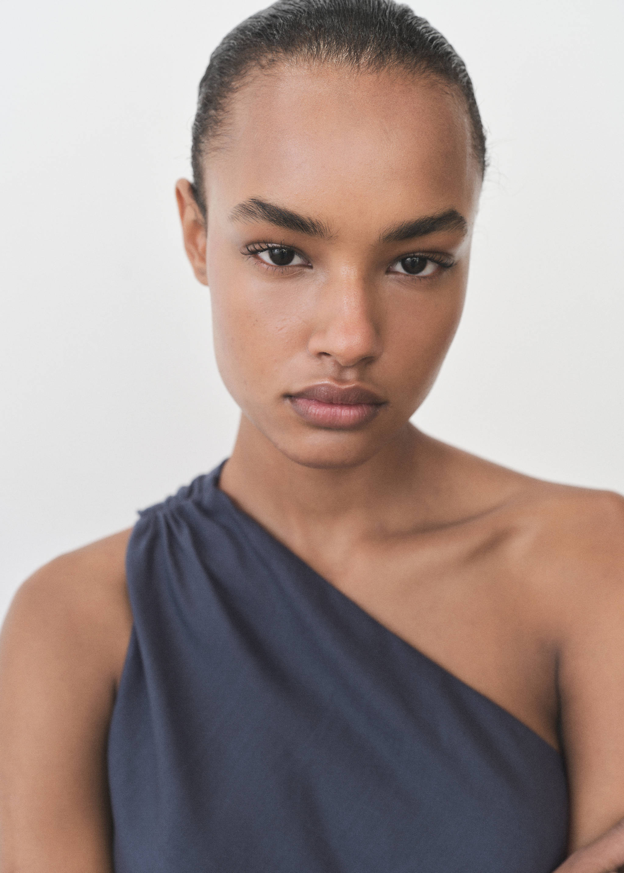 Asymmetrisches Kleid mit gerafften Details - Detail des Artikels 1