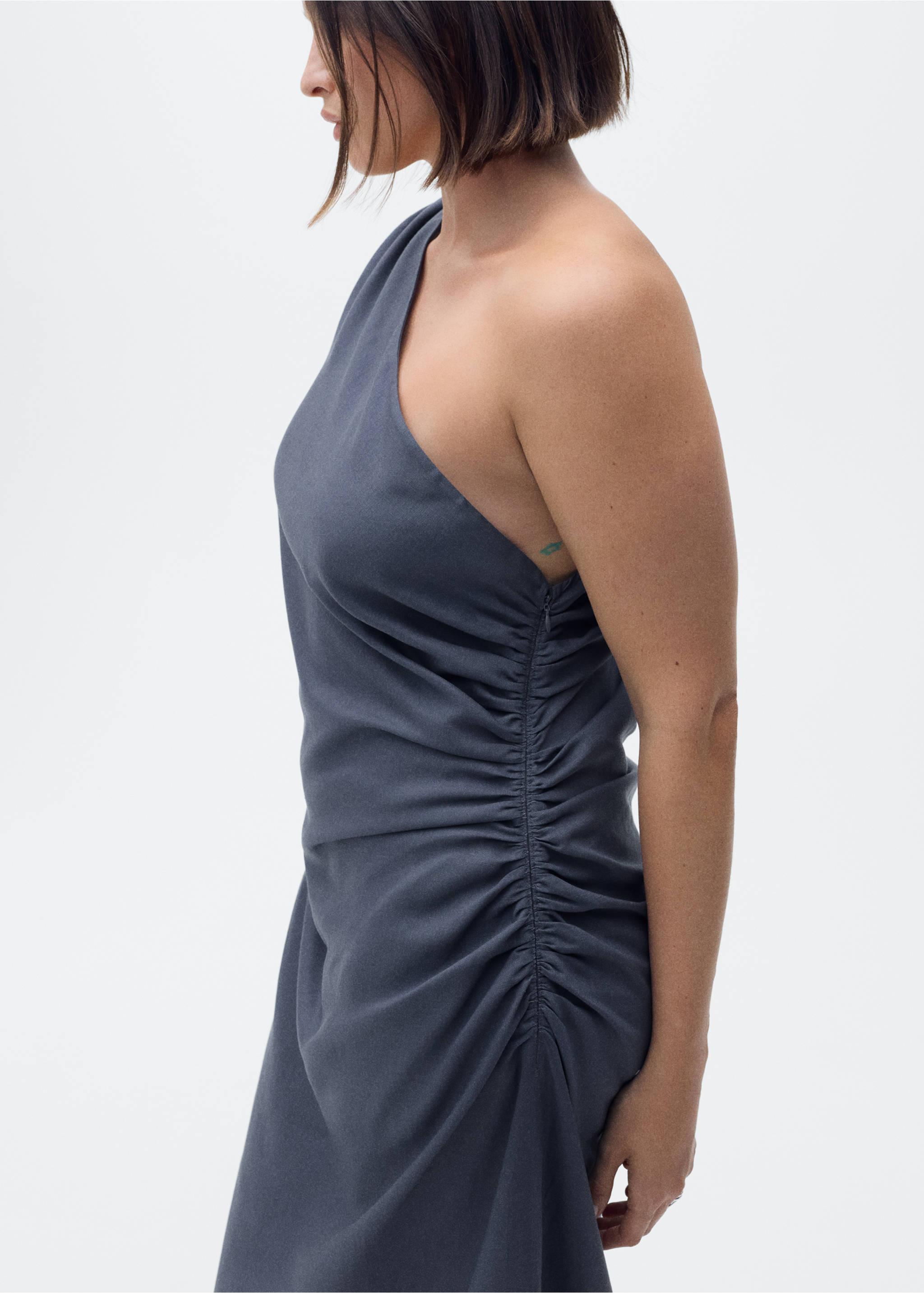 Asymmetrisches Kleid mit gerafften Details - Detail des Artikels 5, Indigoblau. Ref: 87096715-00.