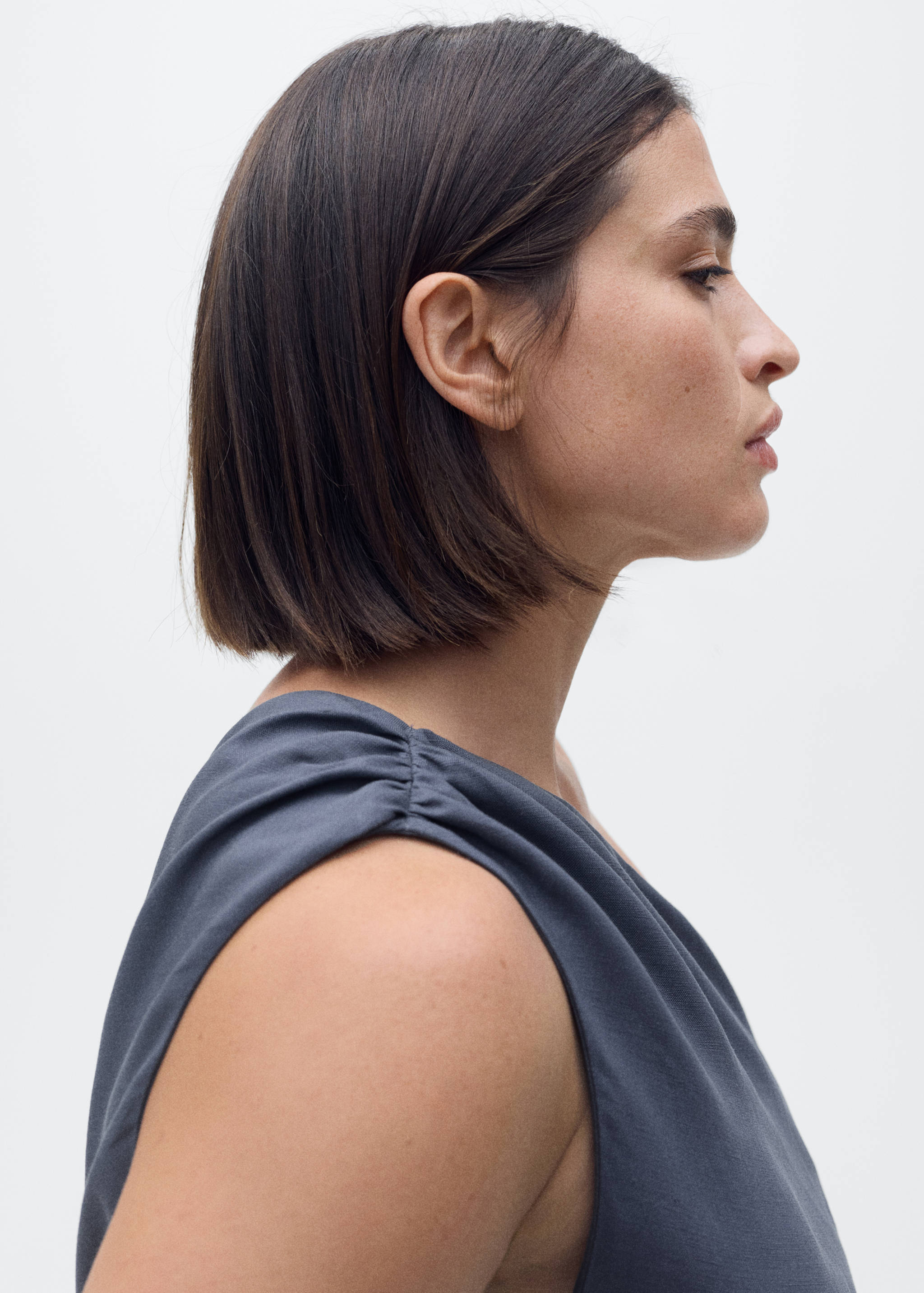 Asymmetrisches Kleid mit gerafften Details - Detail des Artikels 4
