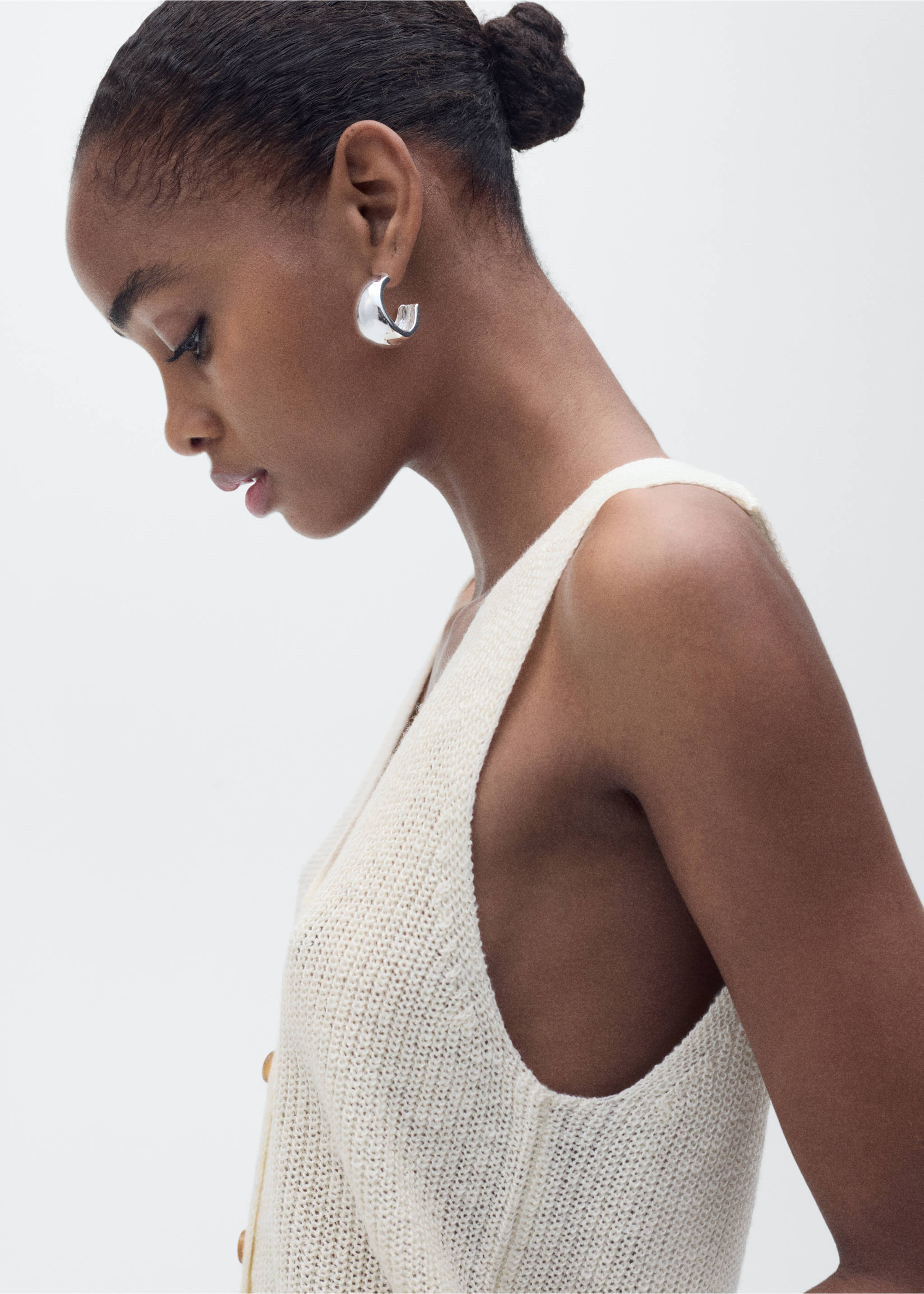 Chunky-knit waistcoat with buttons - Details of the article 1, Ecru. Ref: 87097164-00.