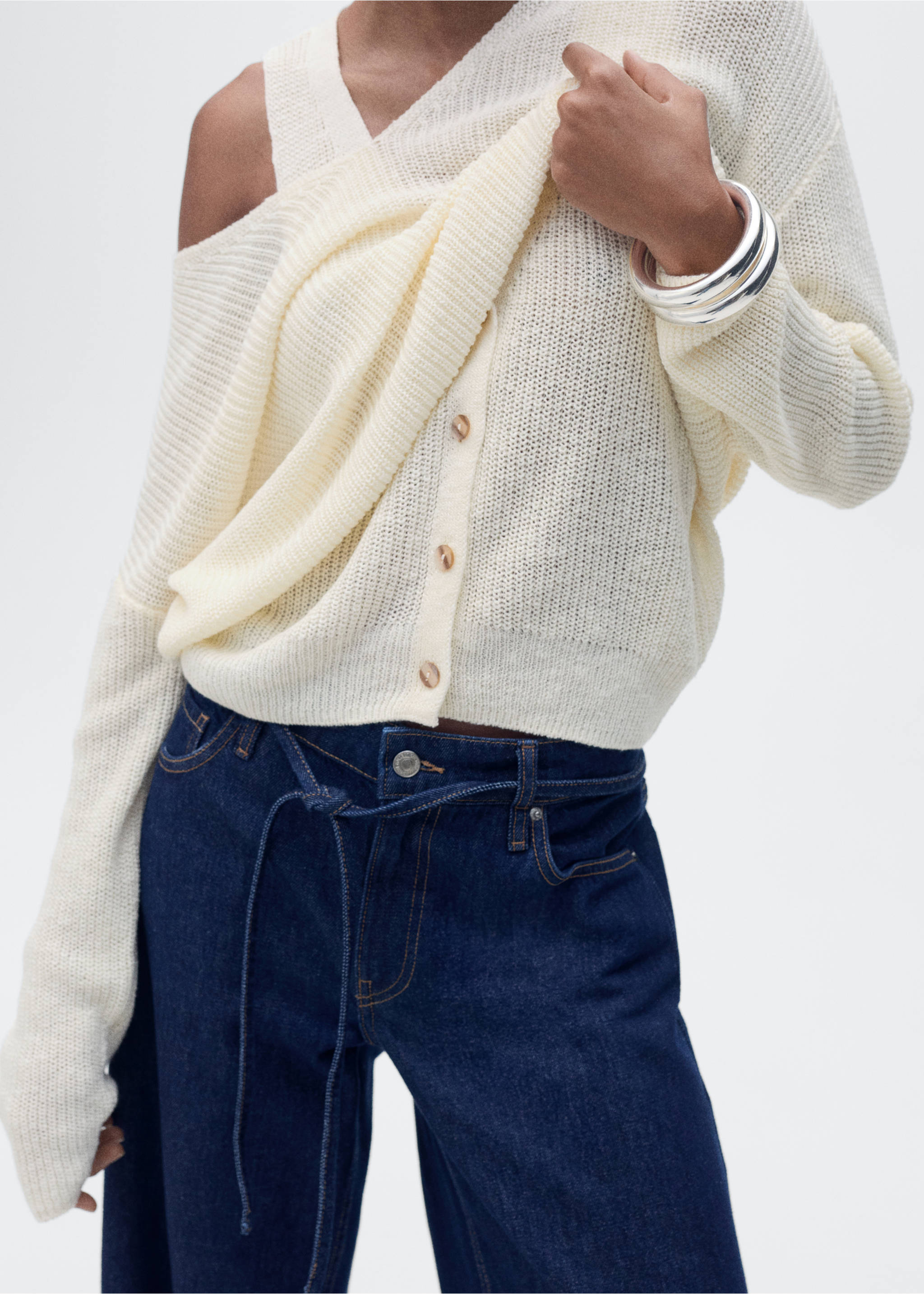Chunky-knit waistcoat with buttons - Details of the article 6, Ecru. Ref: 87097164-00.