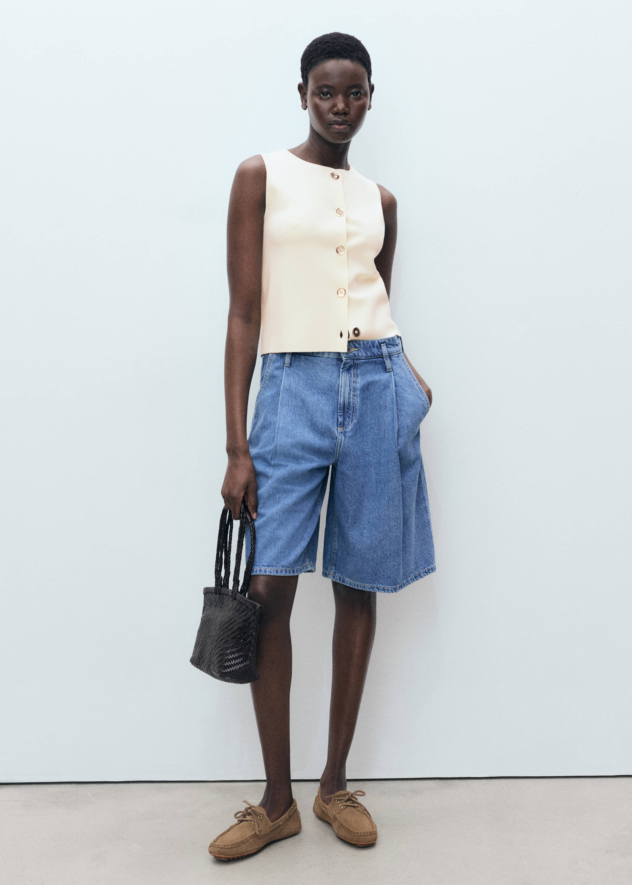 Fine-knit waistcoat with buttons - General plane