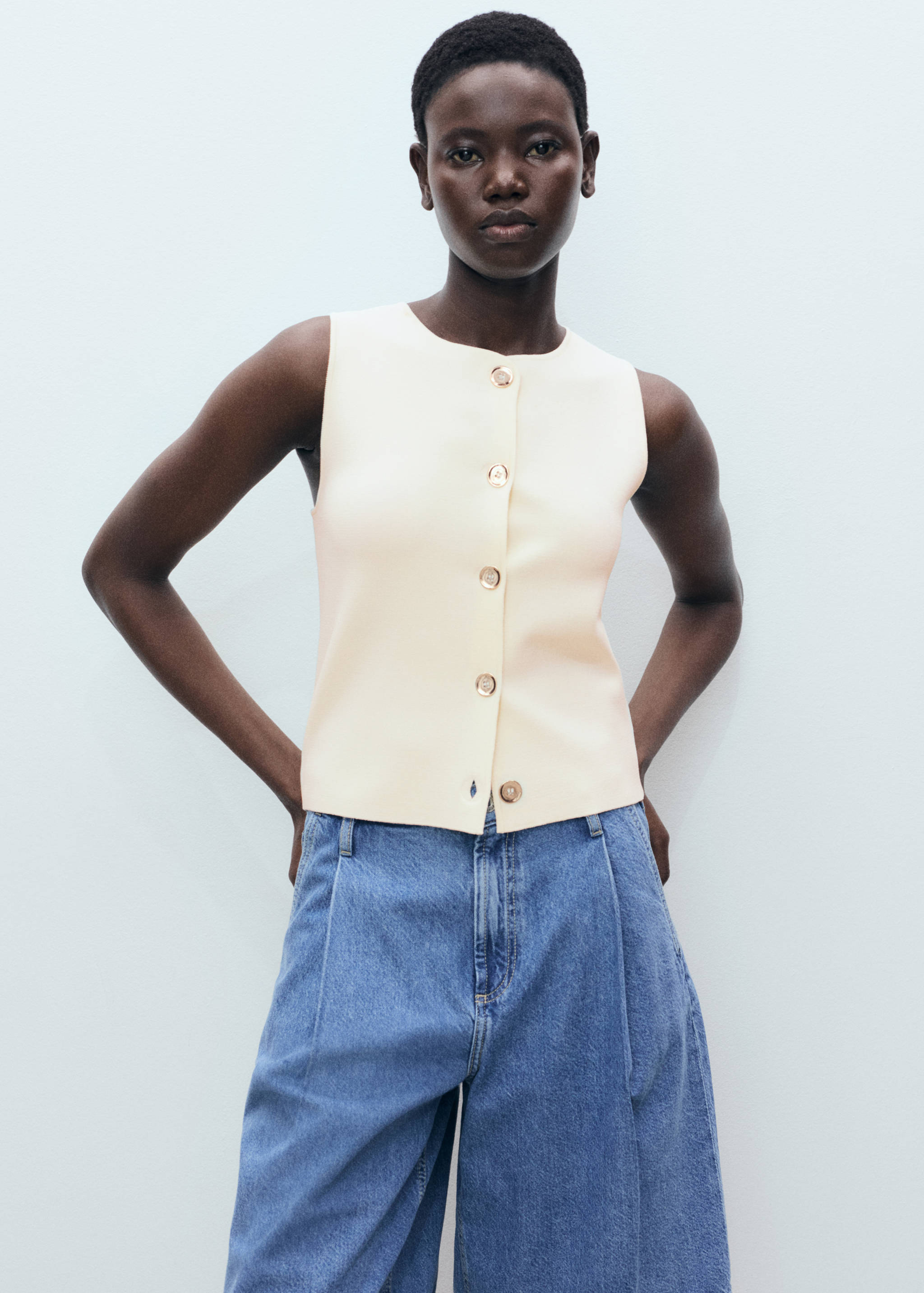 Fine-knit waistcoat with buttons - Medium plane