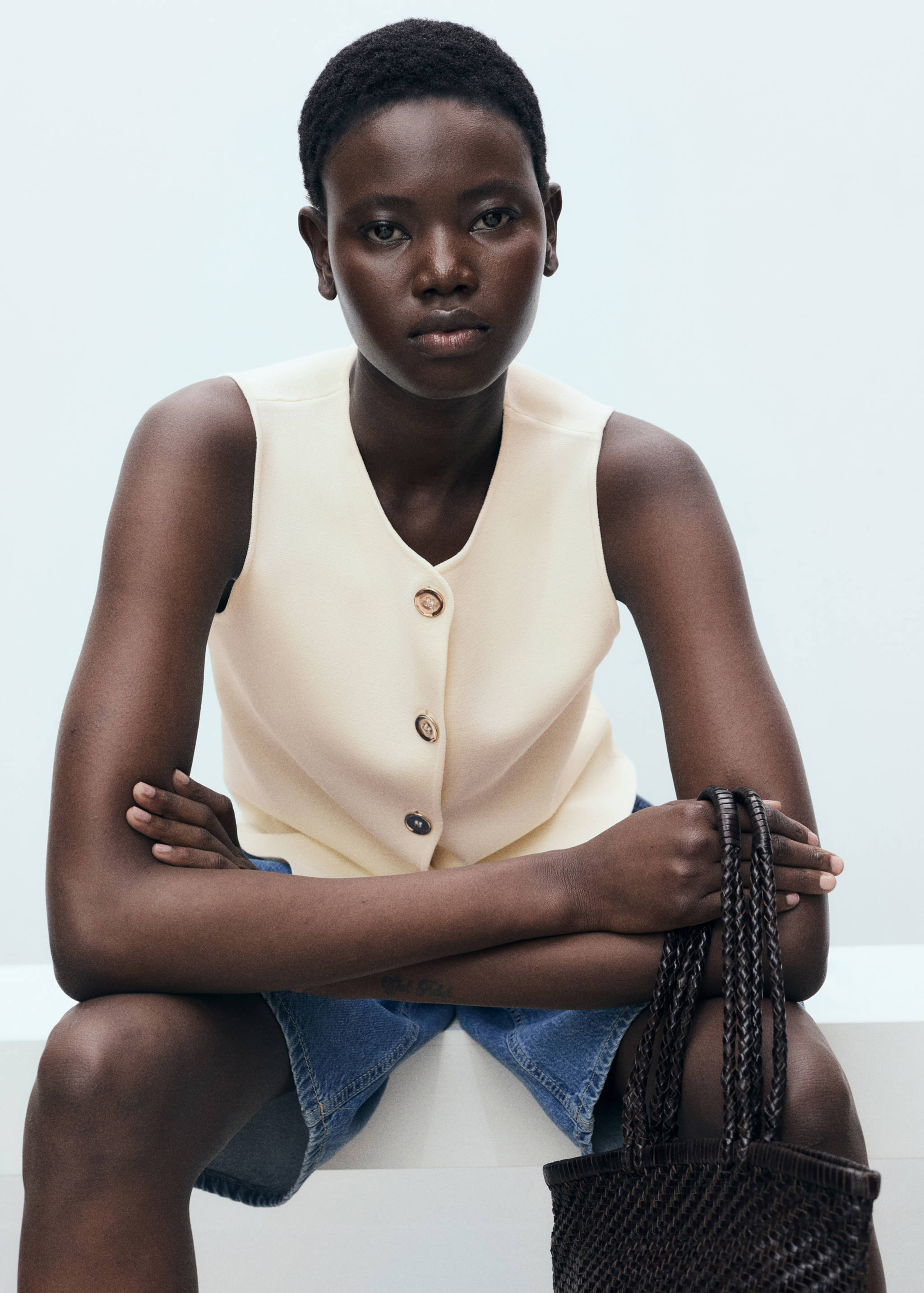 Fine-knit waistcoat with buttons - Details of the article 2