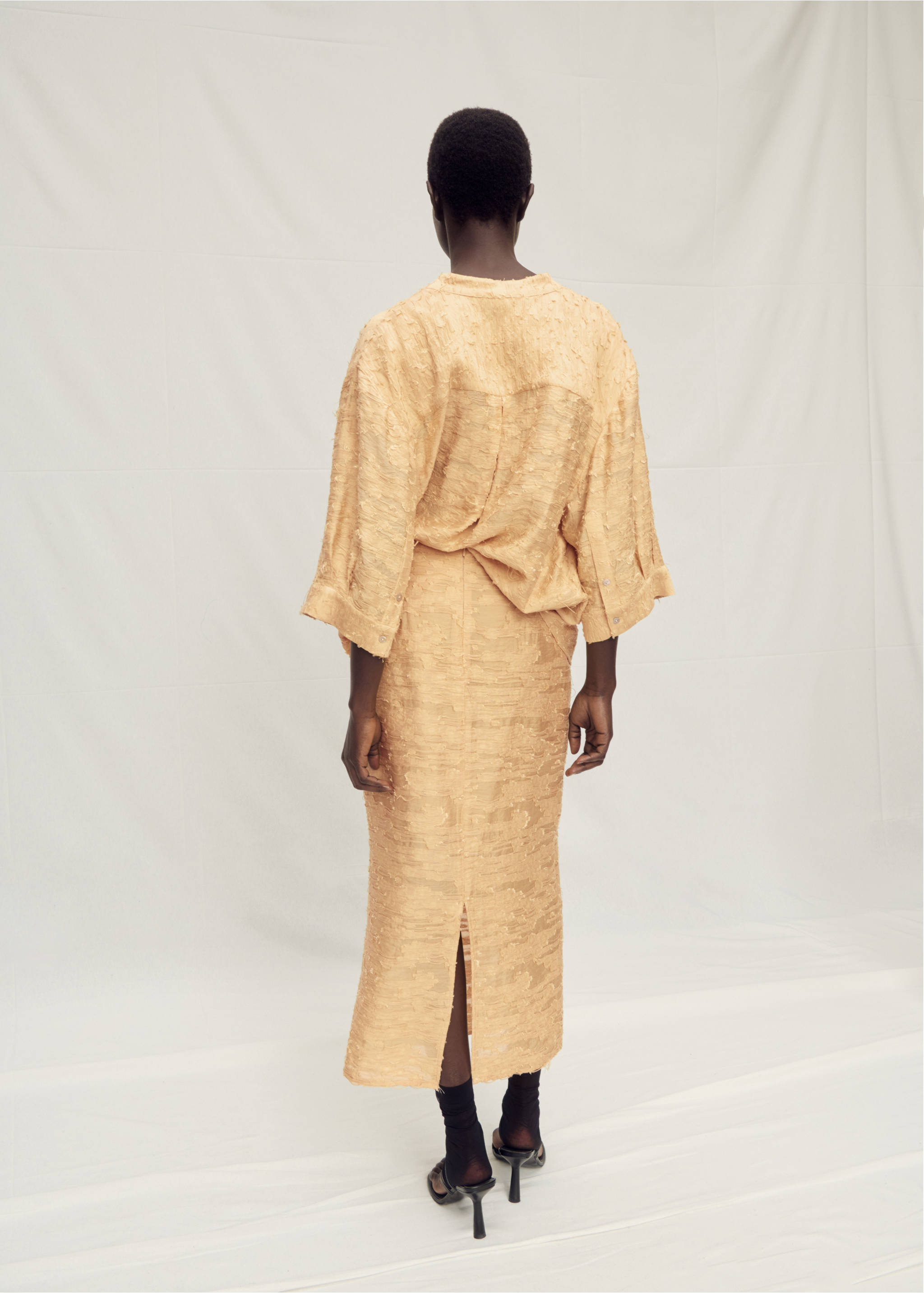 Textured straight skirt - Reverse of the article, Mustard. Ref: 87097173-00.