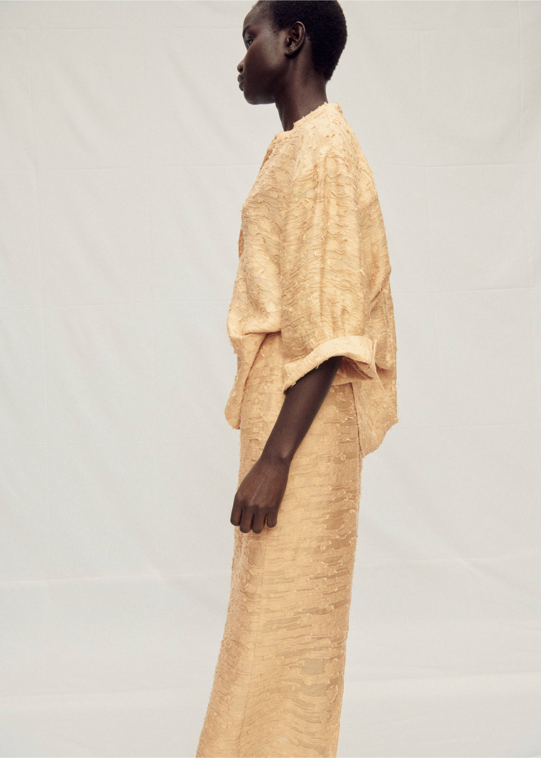 Textured straight skirt - Details of the article 6, Mustard. Ref: 87097173-00.