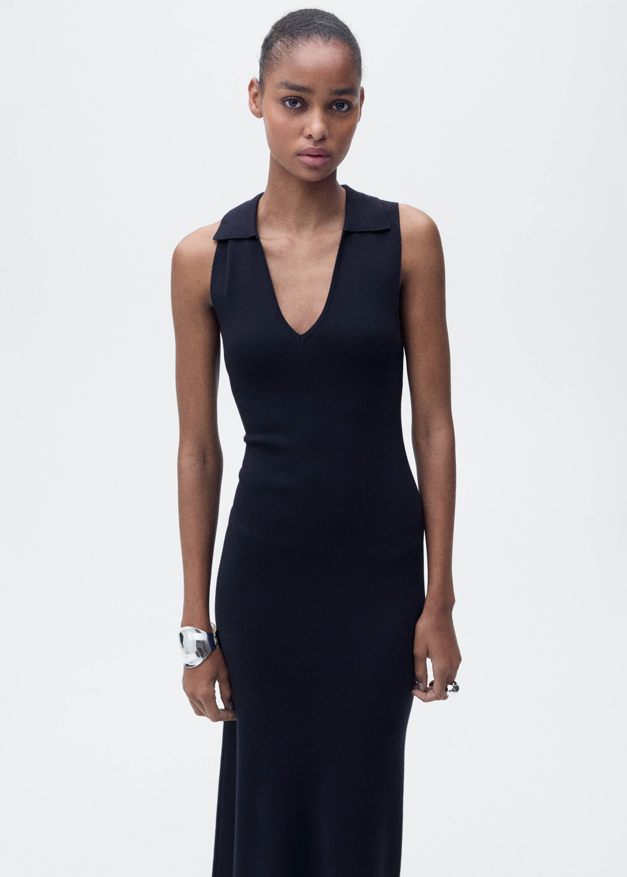 Rochie midi din tricot cu rever - Plan mediu