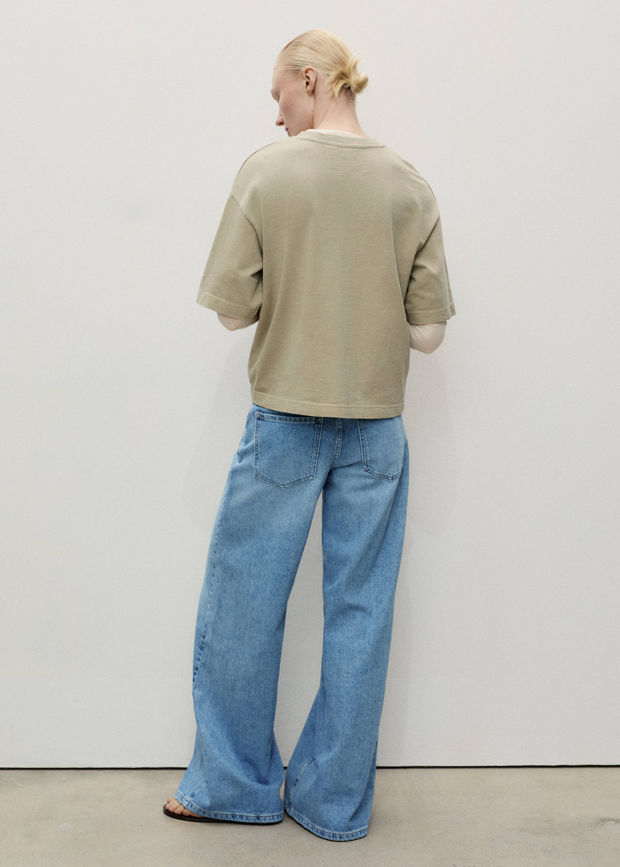 Jeans mit weitem Bein, niedriger Taille und Gürtel - Rückseite des Artikels