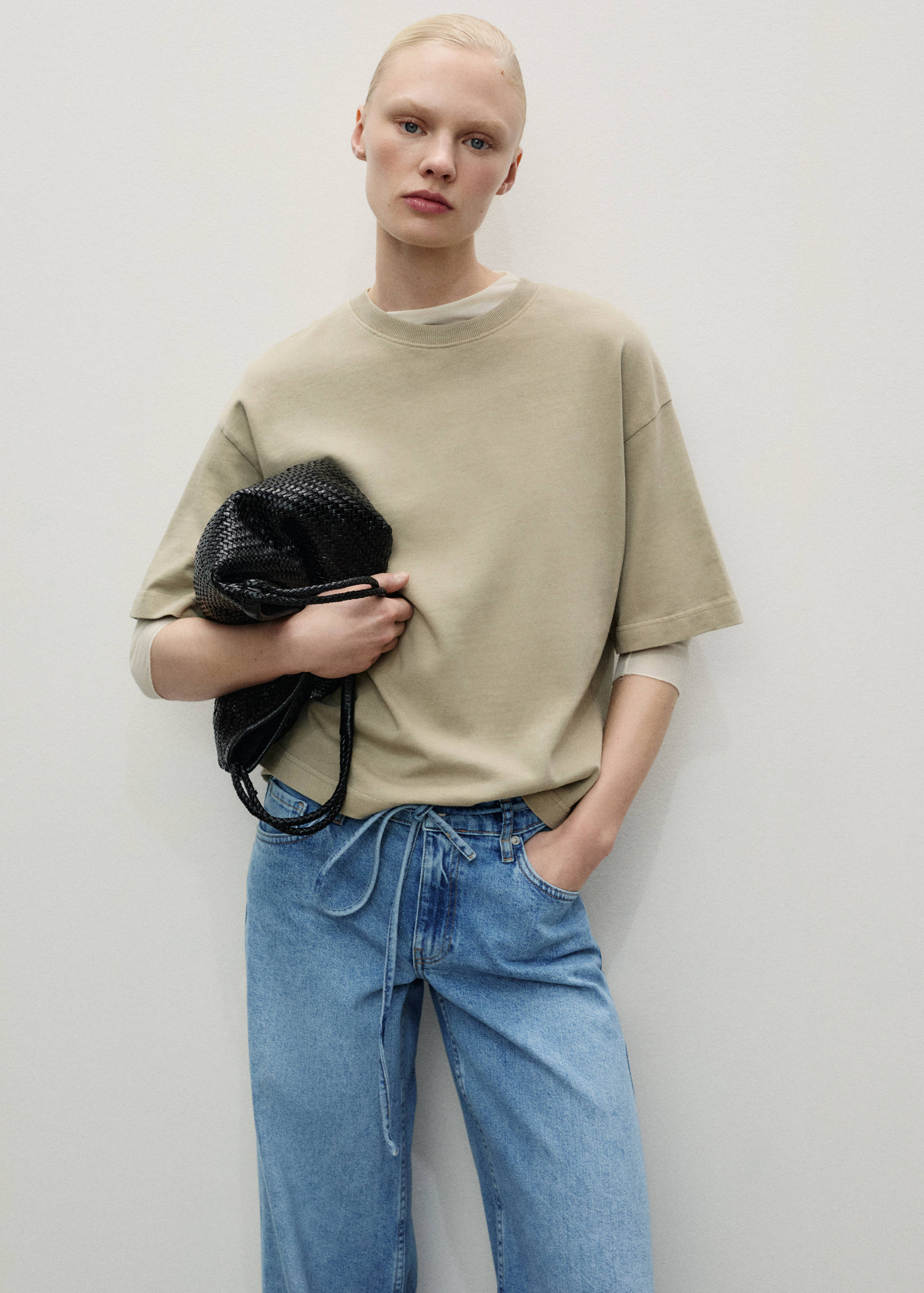 Jeans mit weitem Bein, niedriger Taille und Gürtel - Detail des Artikels 1