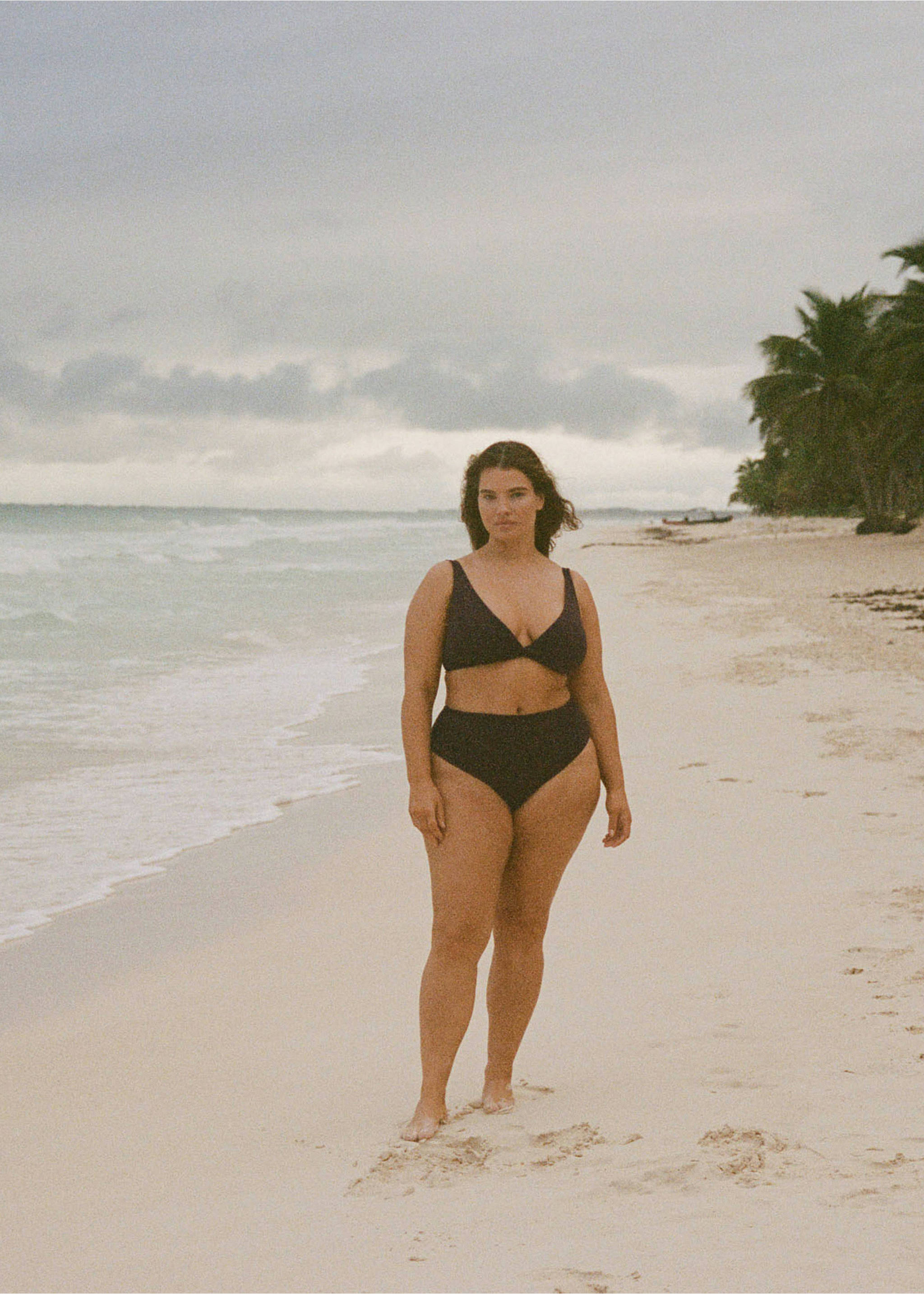 Culotte bikini taille haute drapée - Plan général, Chocolat. Ref: 87097675-00.