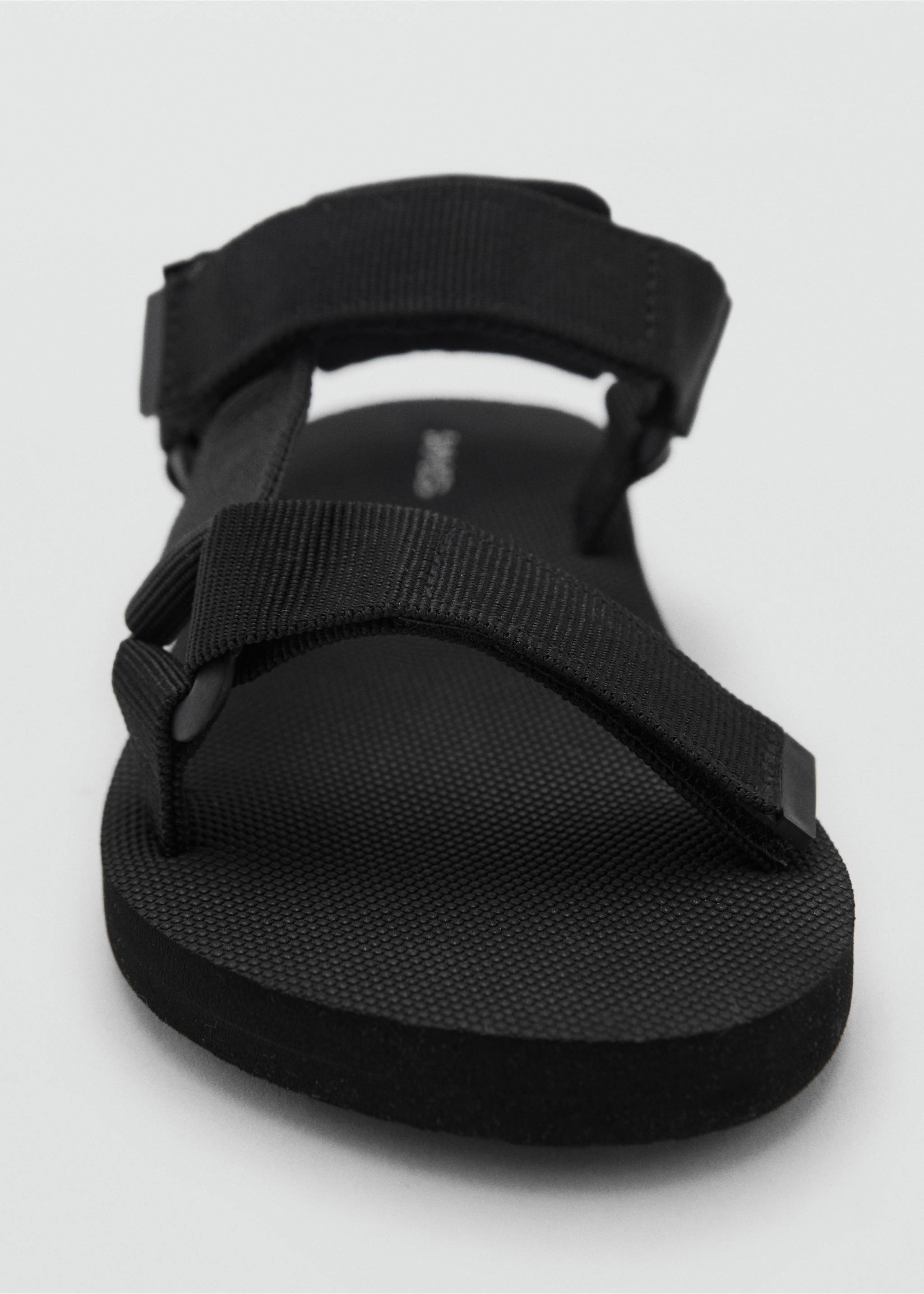 Flip-Flops mit Klettverschlussriemen - Detail des Artikels 1, Schwarz. Ref: 87097683-00.