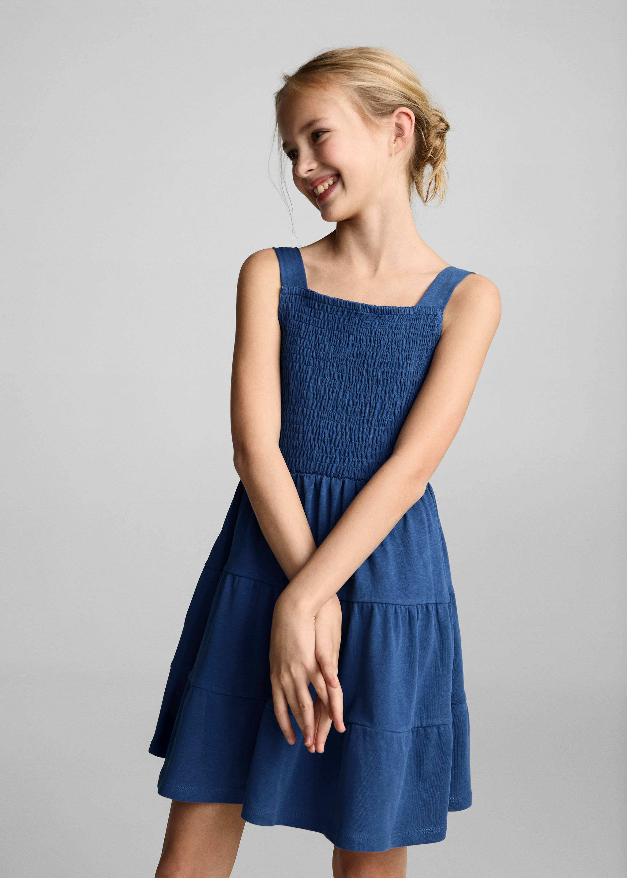 Baumwollkleid mit gesmokten Details - Mittlere Ansicht