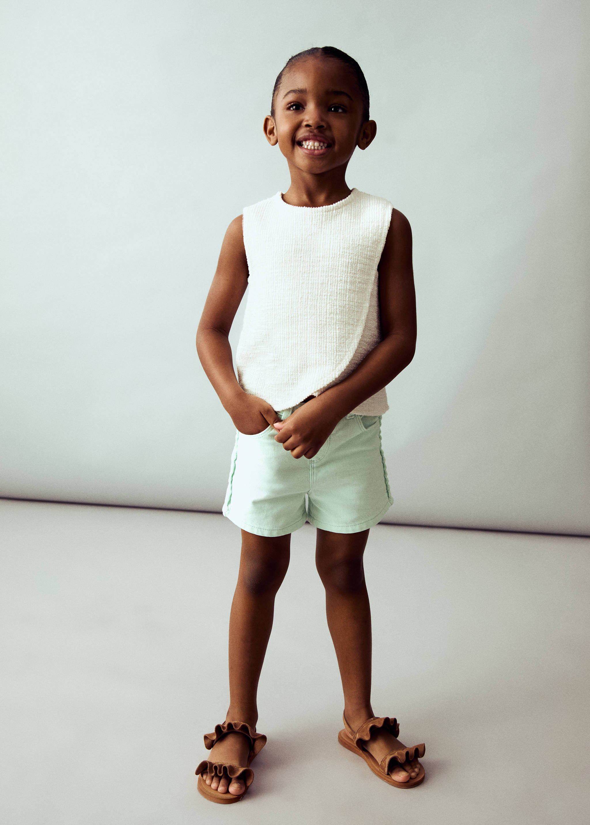 Denim shorts met zijdetail - Overzichtstekening