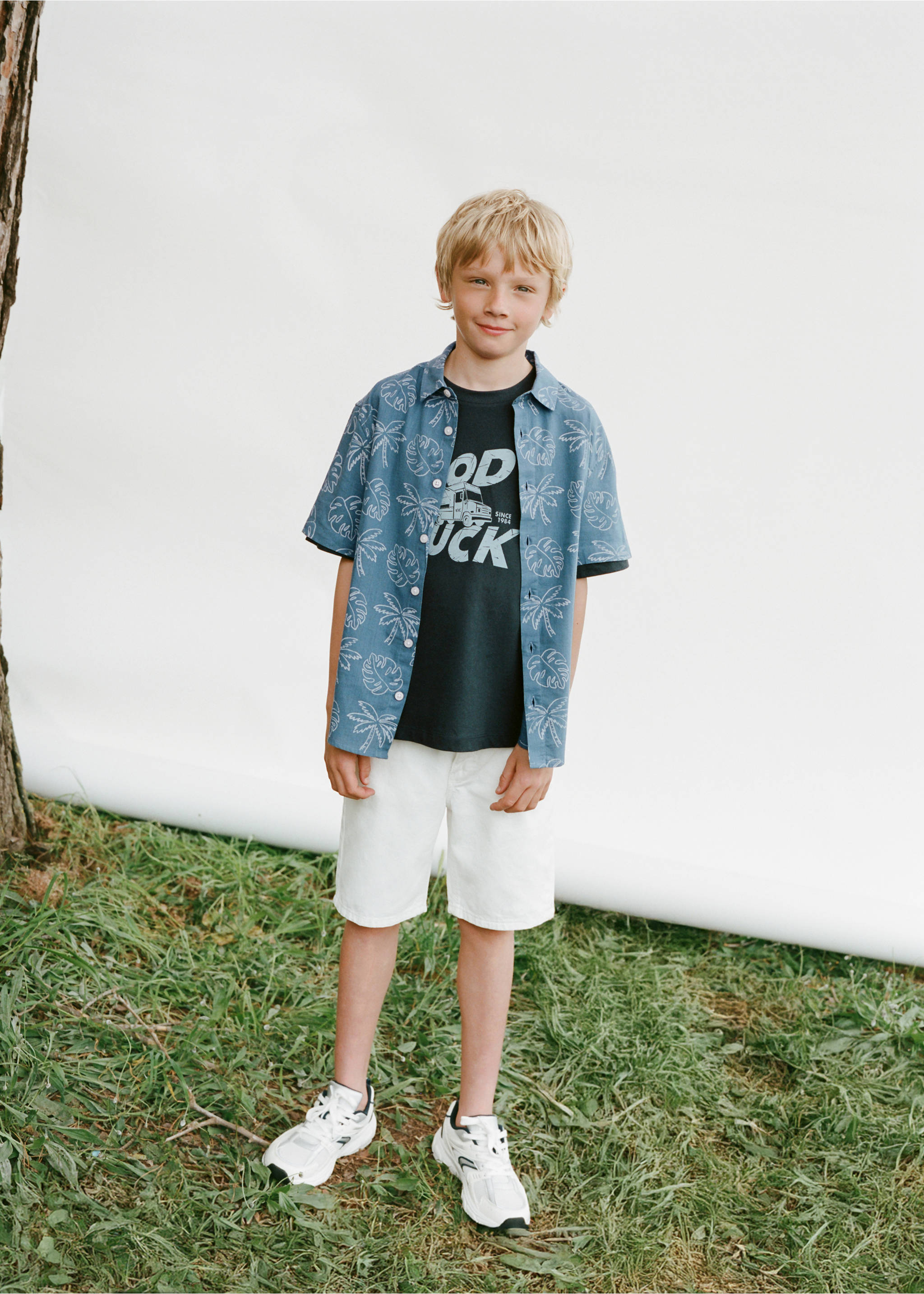 Kids' white bermuda shorts worn with a blue palm print shirt., White. Ref: 87097701-00.