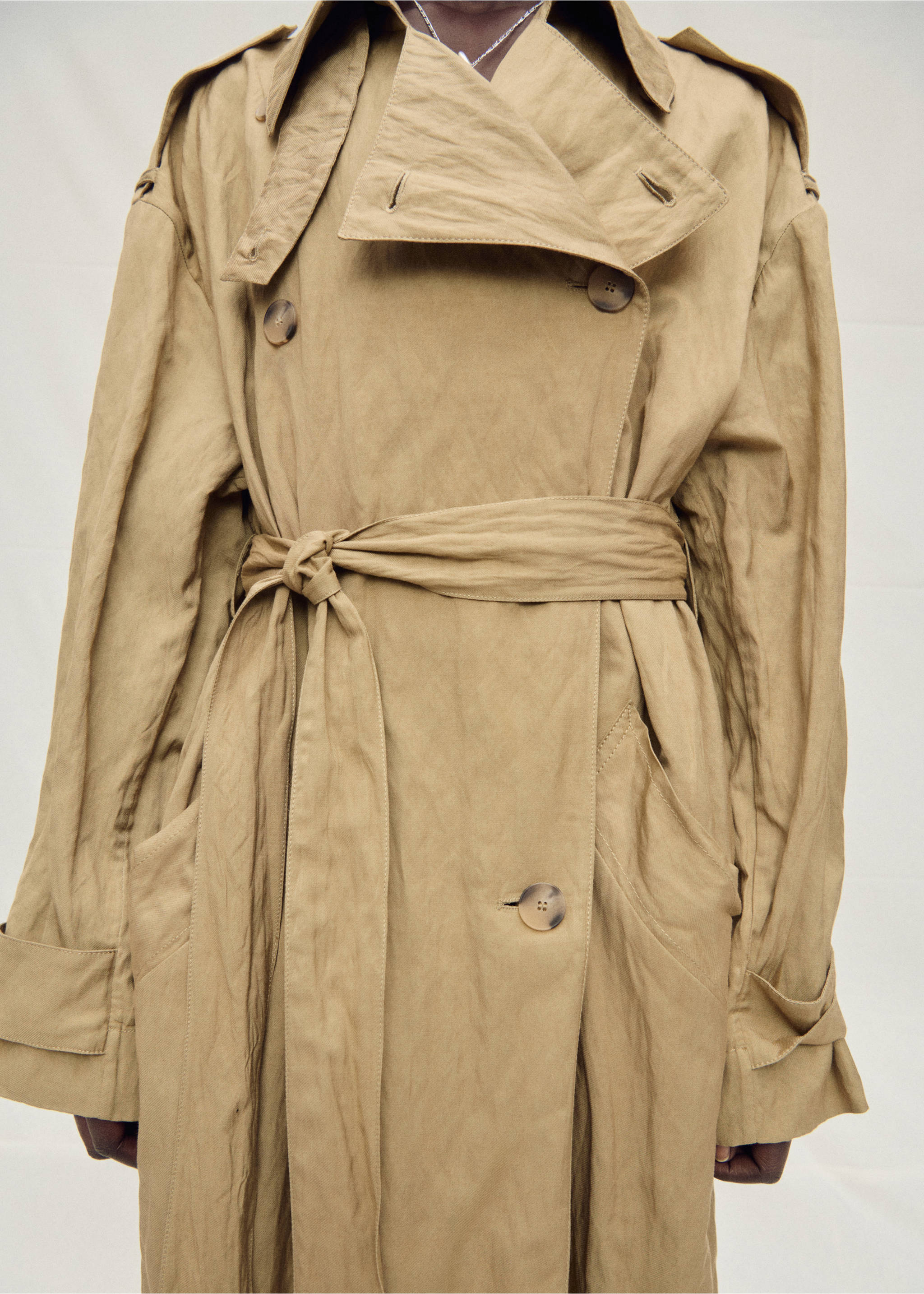 Oversized creased-effect trench coat - Details of the article 6, Medium Brown. Ref: 87097717-00.
