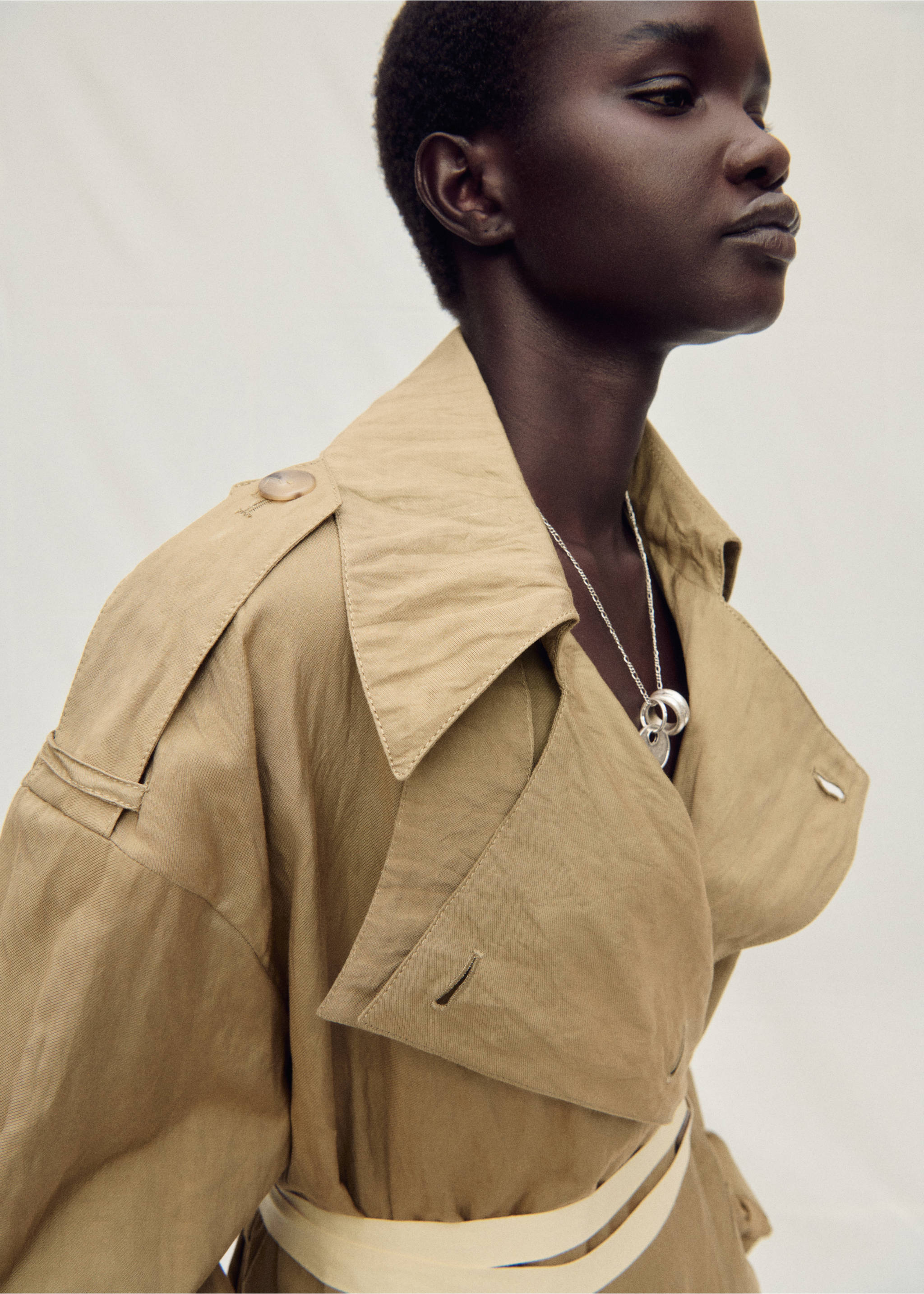 Oversized creased-effect trench coat - Details of the article 2, Medium Brown. Ref: 87097717-00.