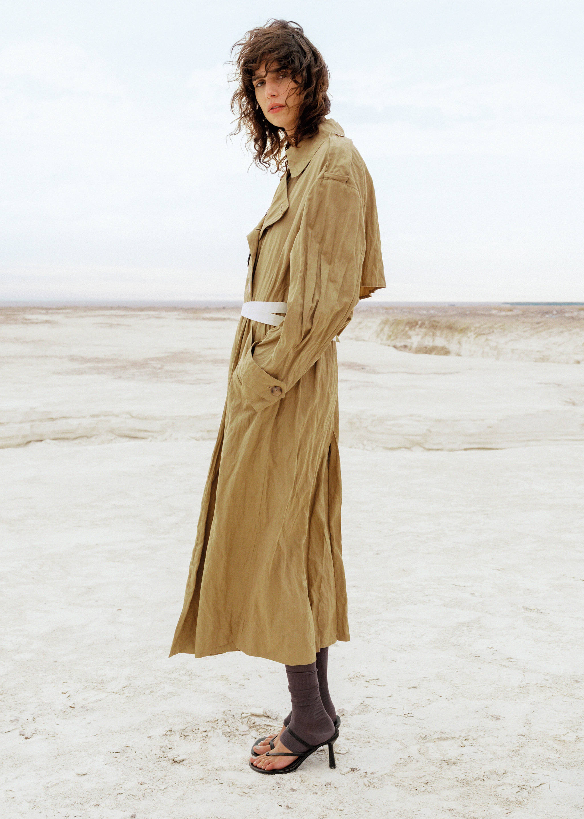 Oversized creased-effect trench coat - Details of the article 5