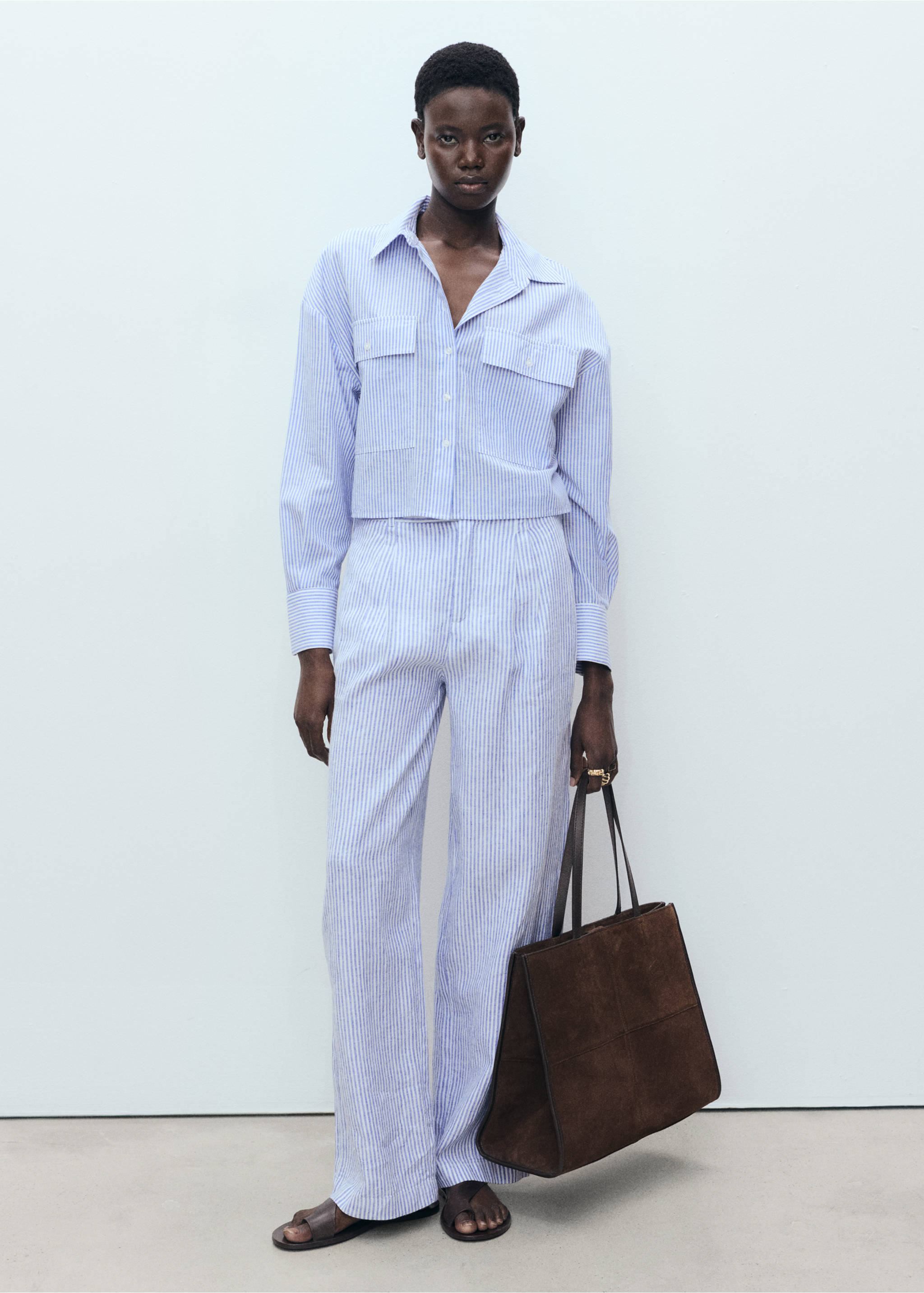 Camisa cropped às riscas com bolsos - Plano geral, Azul. Ref: 87097887-00.