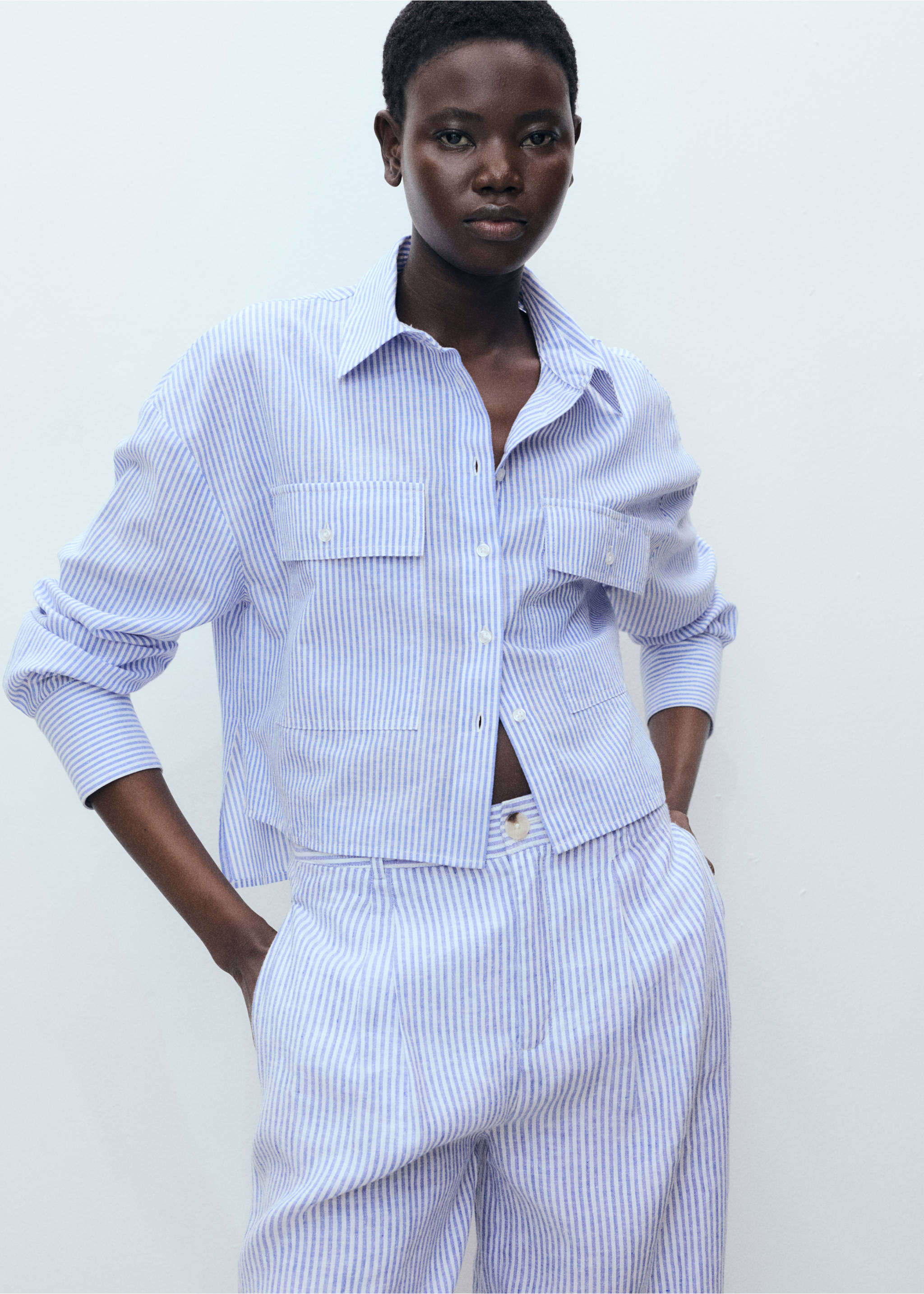 Camisa cropped às riscas com bolsos - Plano médio, Azul. Ref: 87097887-00.