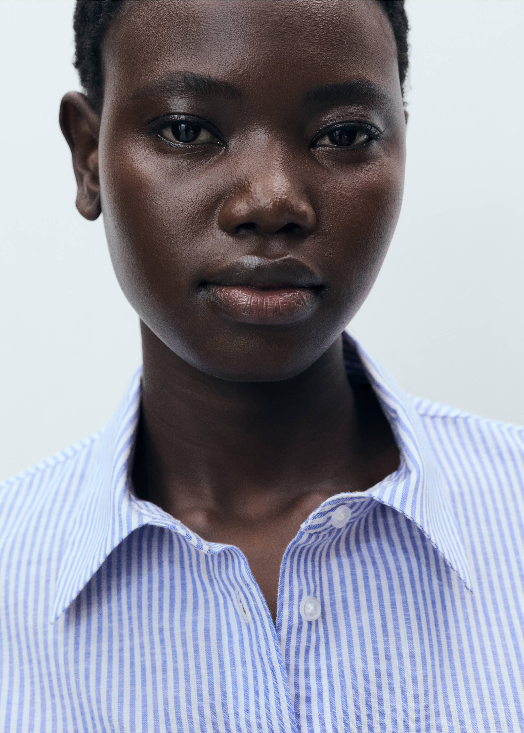 Camisa cropped às riscas com bolsos - Pormenor do artigo 1, Azul. Ref: 87097887-00.