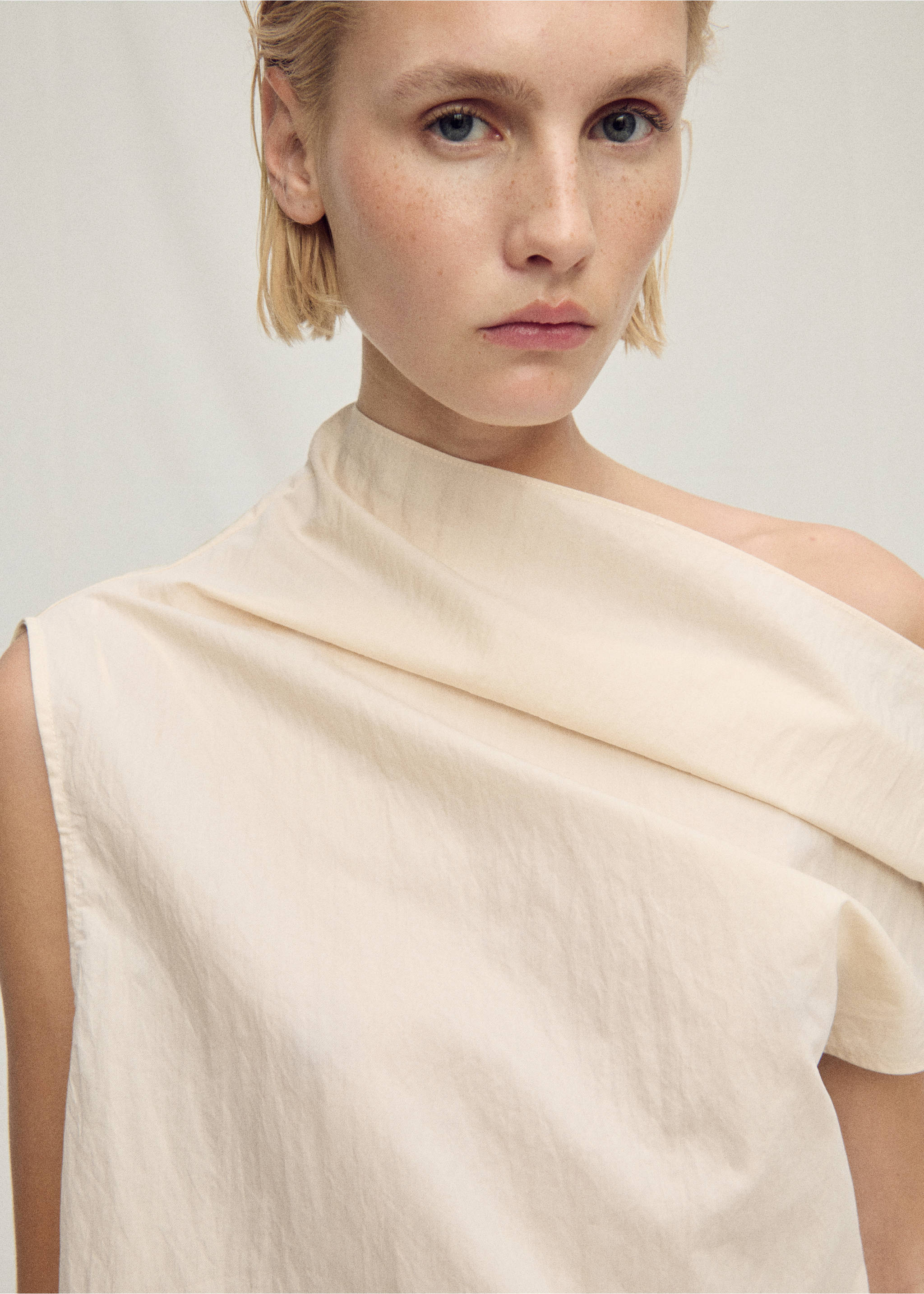 Katoenen blouse met asymmetrische halslijn - Middenvlak, Ecru. Ref: 87097895-00.