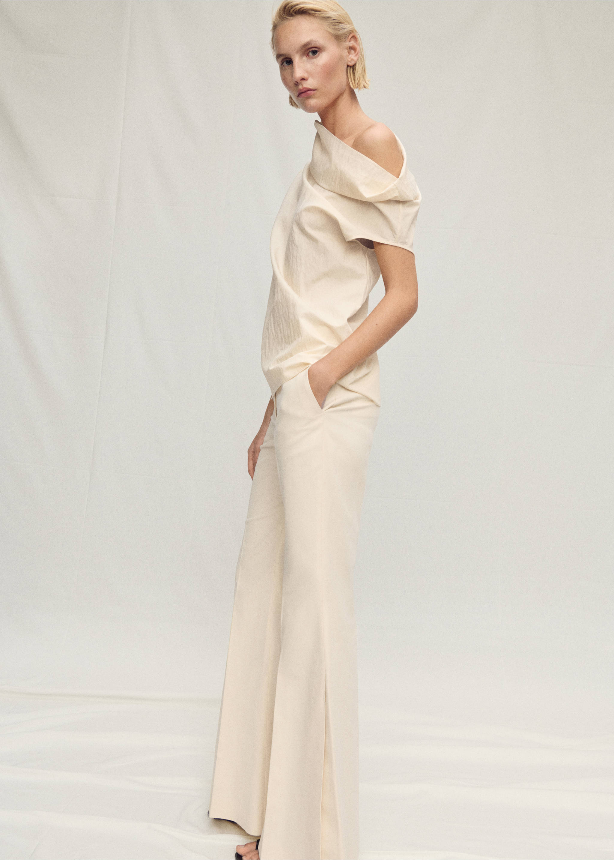 Katoenen blouse met asymmetrische halslijn - Detail van het artikel 1, Ecru. Ref: 87097895-00.