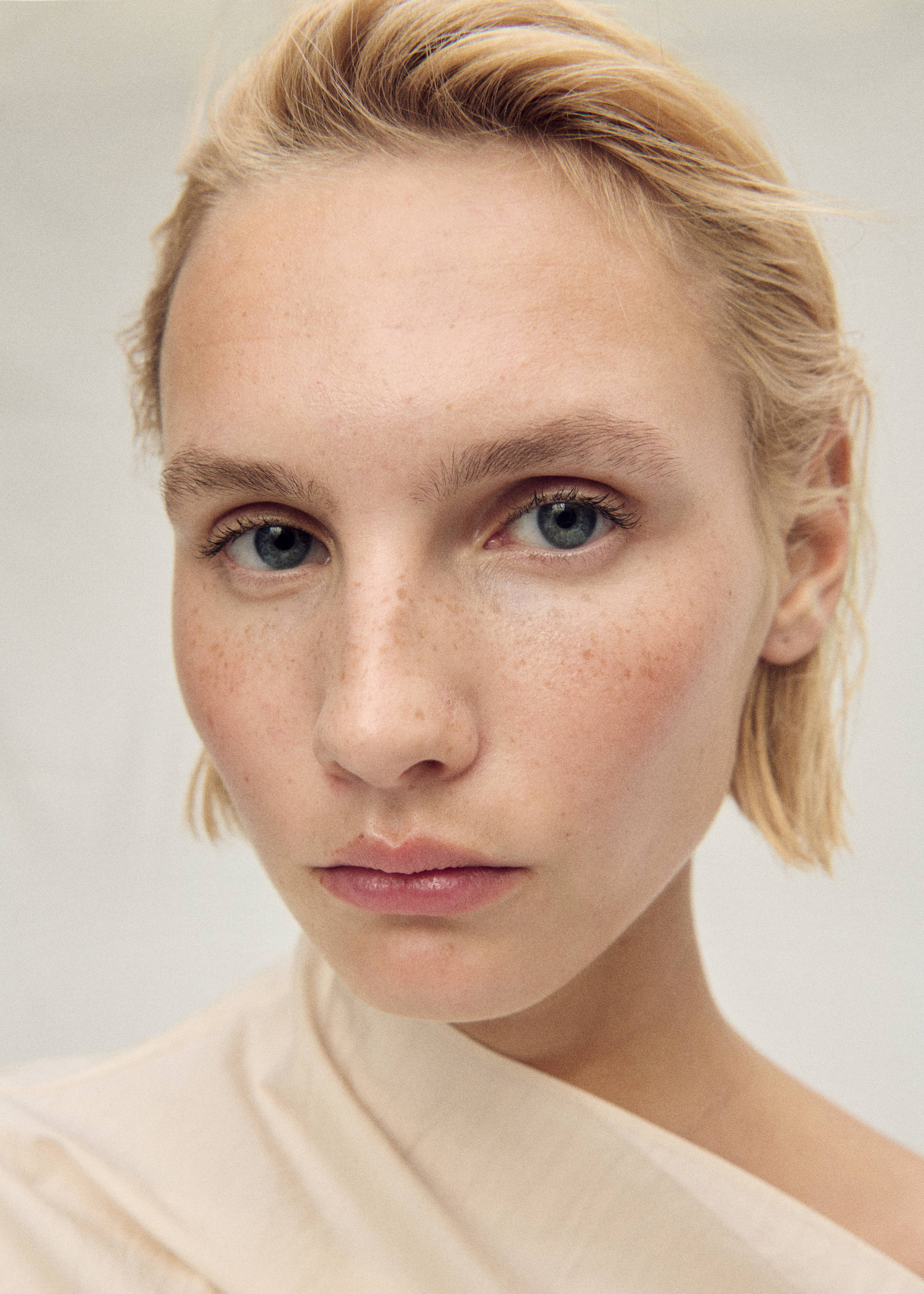 Cotton blouse with asymmetrical collar - Details of the article 6