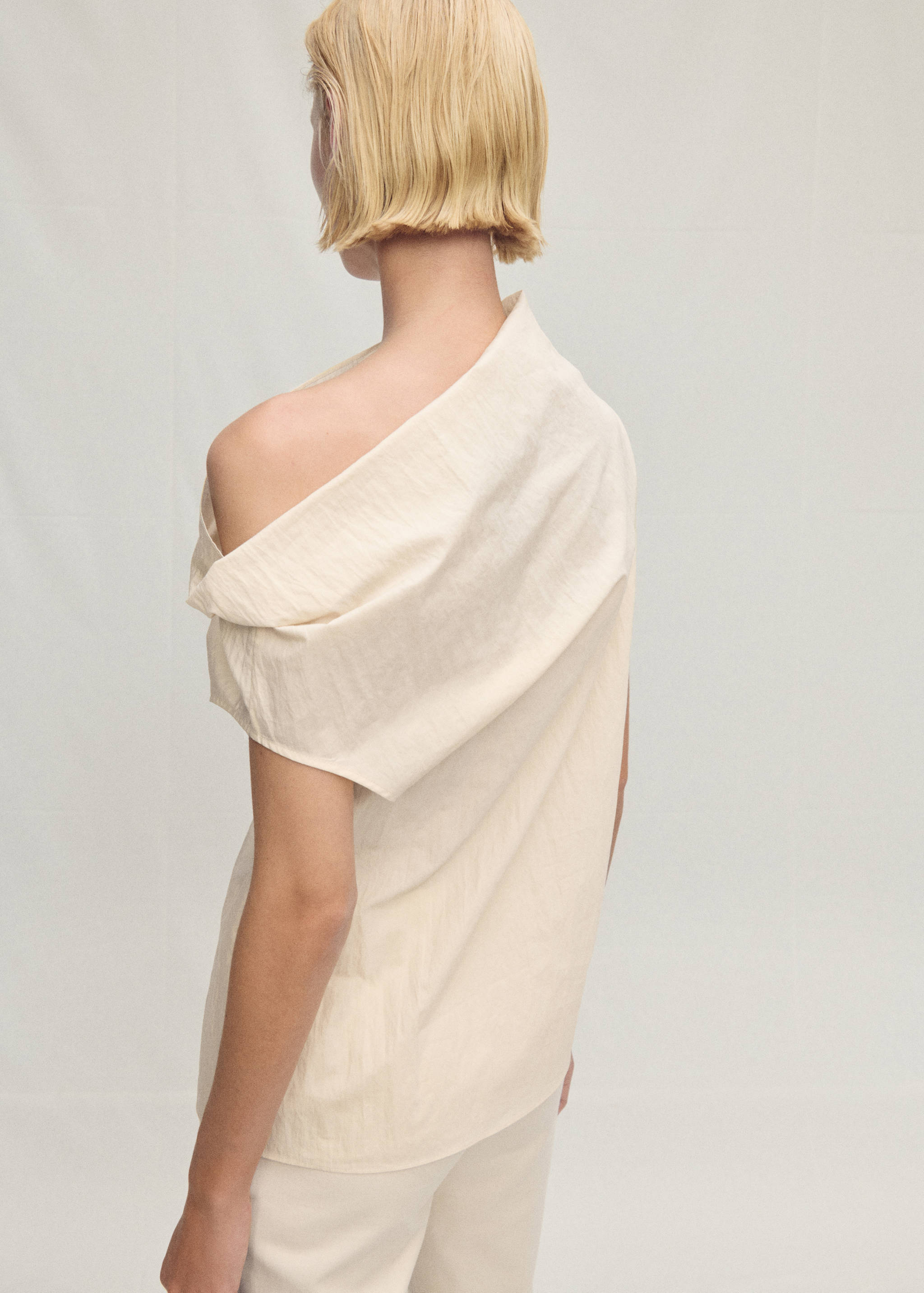 Cotton blouse with asymmetrical collar - Details of the article 2