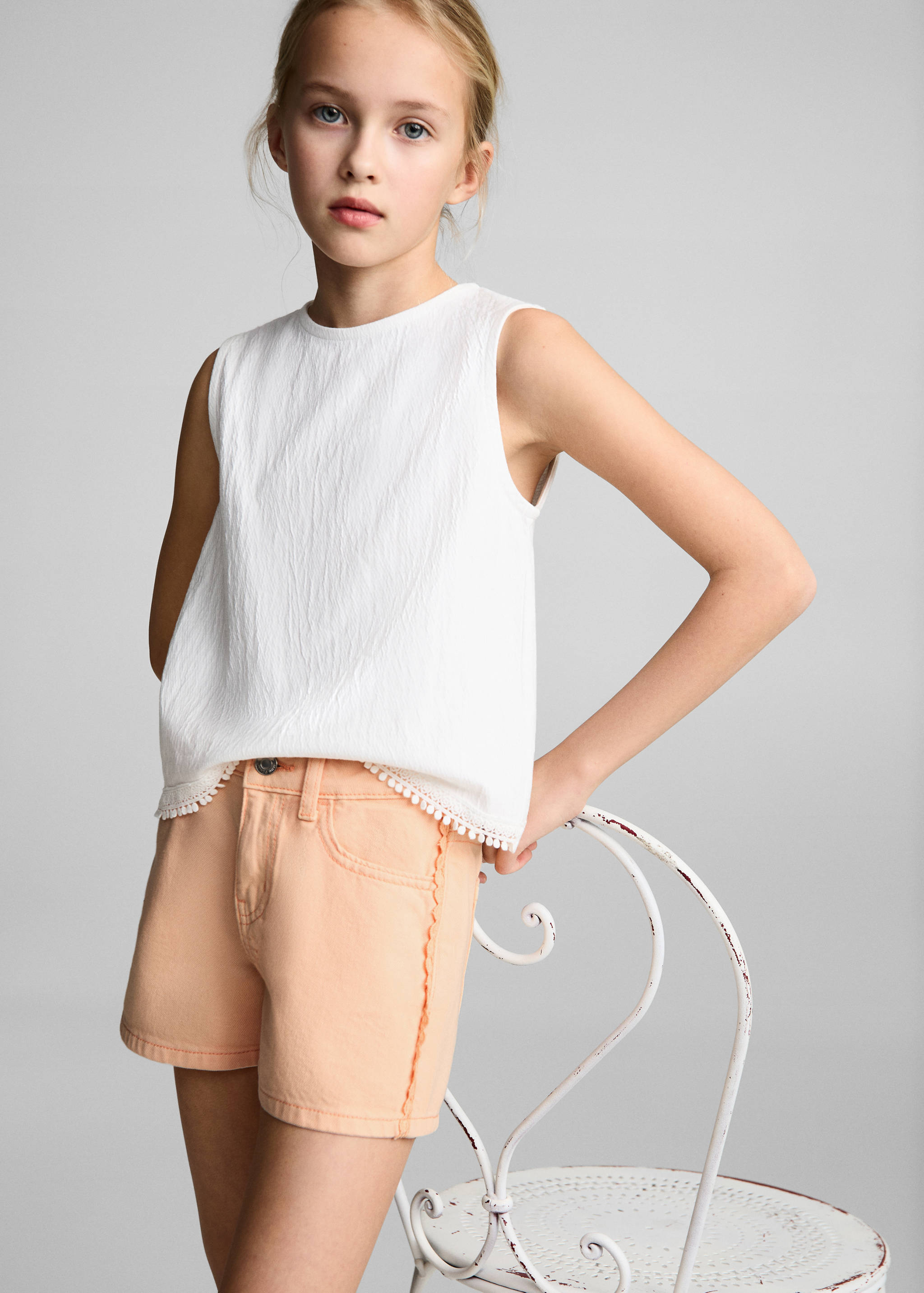 Jeansshorts mit seitlichem Detail - Mittlere Ansicht
