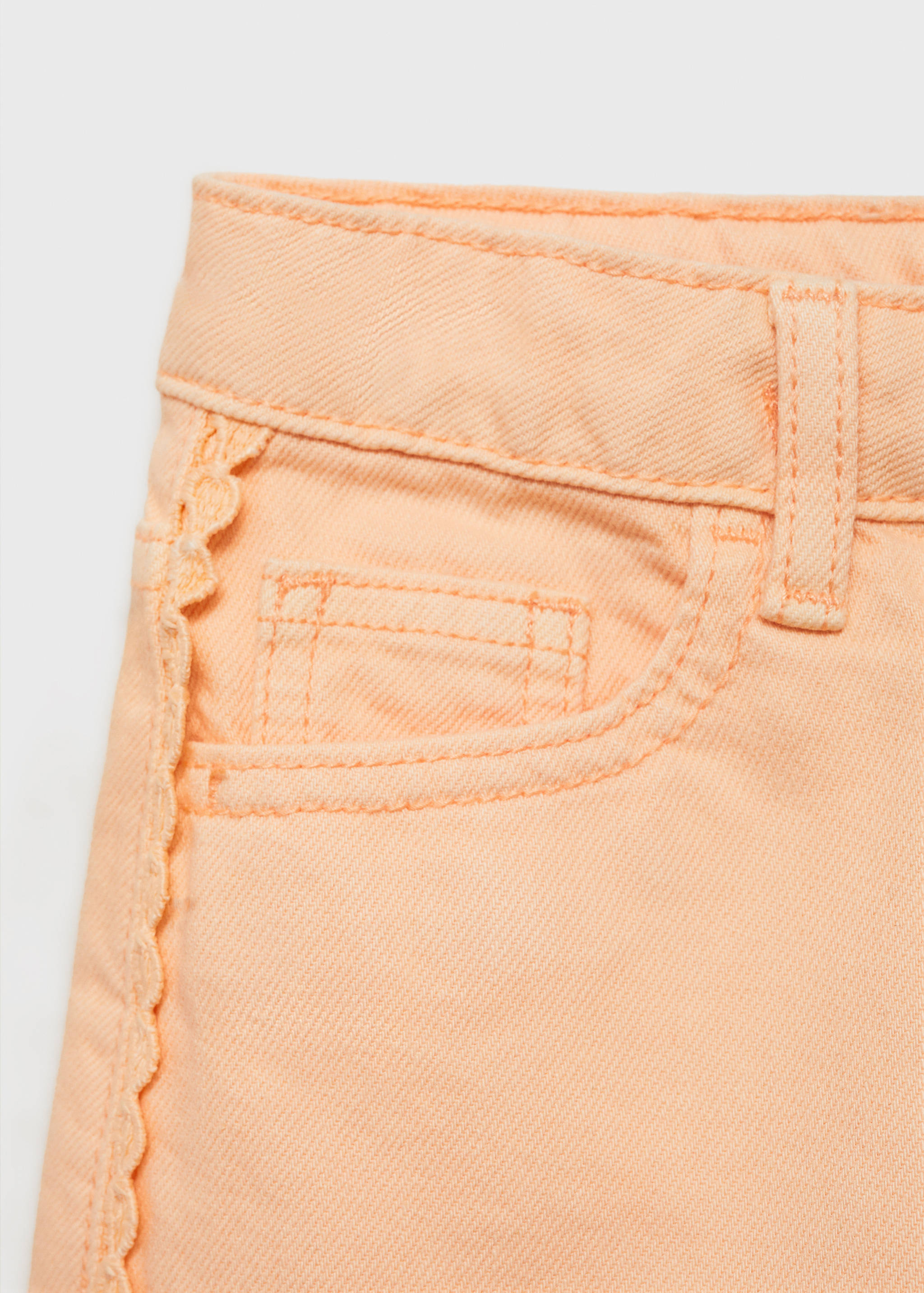 Jeansshorts mit seitlichem Detail - Detail des Artikels 0